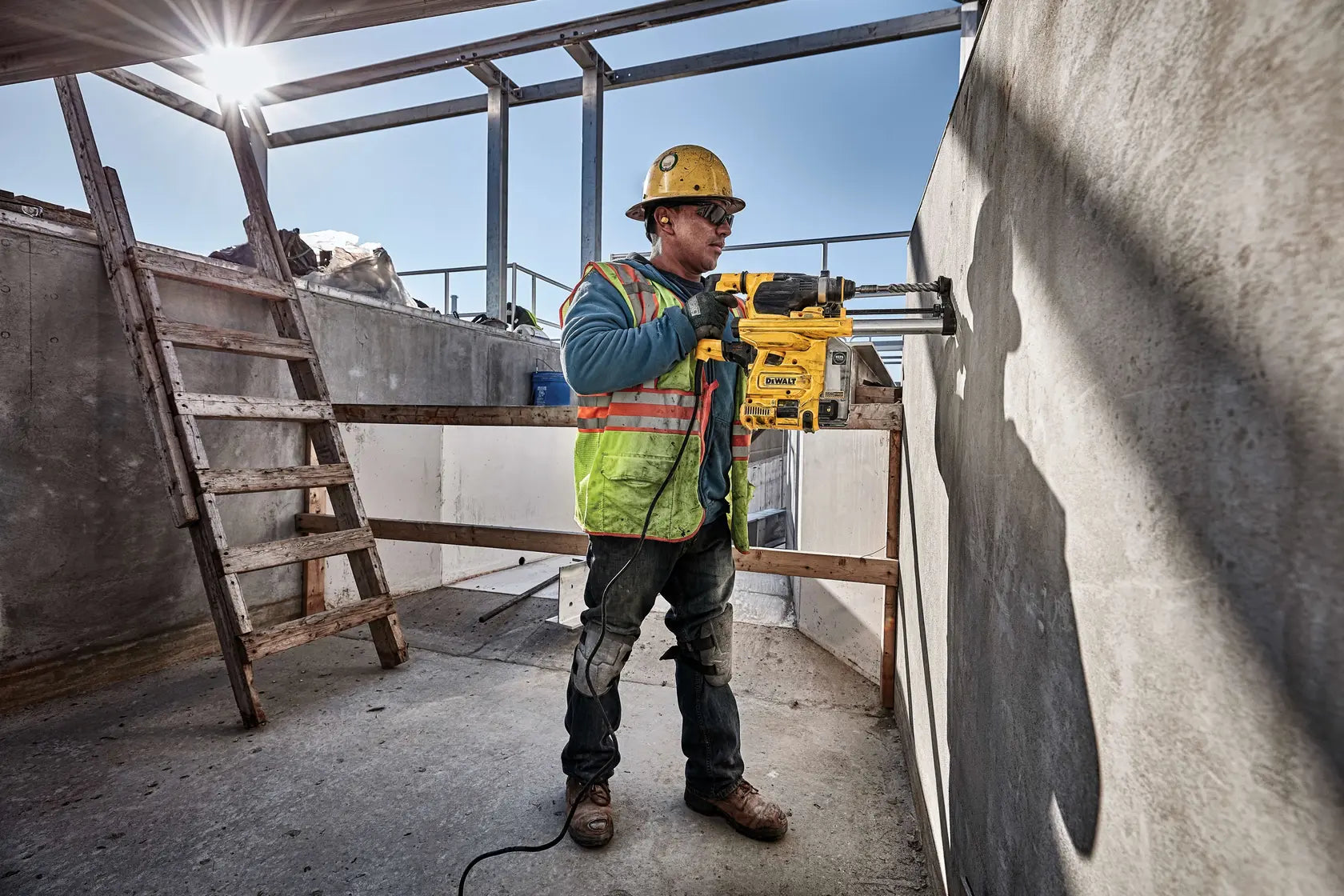 DeWalt D25333K 8.5 Amp Corded 1-1/8 in. SDS-Plus Rotary Hammer - image 7