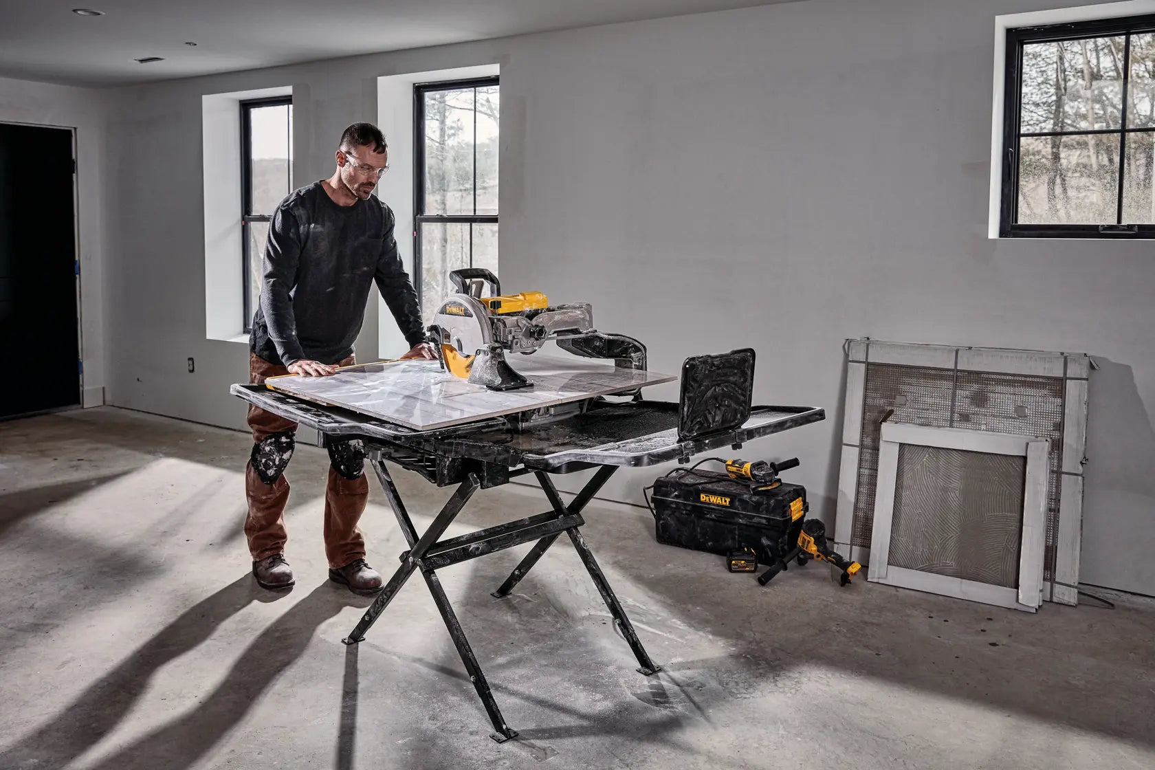 DeWalt D36000S 10-in High capacity wet tile saw with stand - image 4
