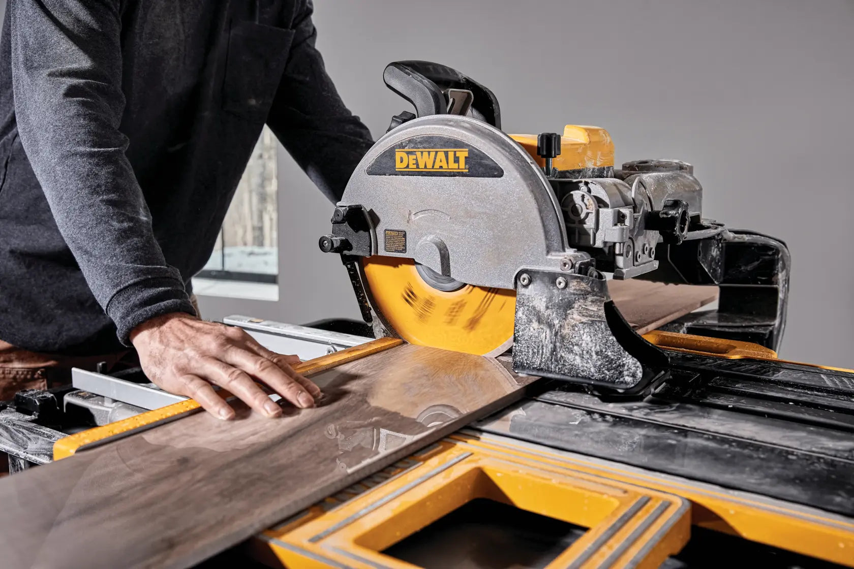 DeWalt D36000S 10-in High capacity wet tile saw with stand - image 7
