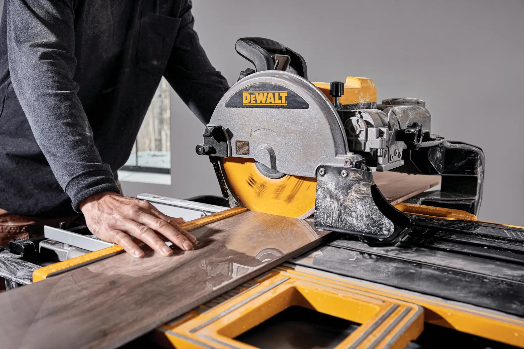 DeWalt D36000 10" High-Capacity Wet Tile Saw - image 7