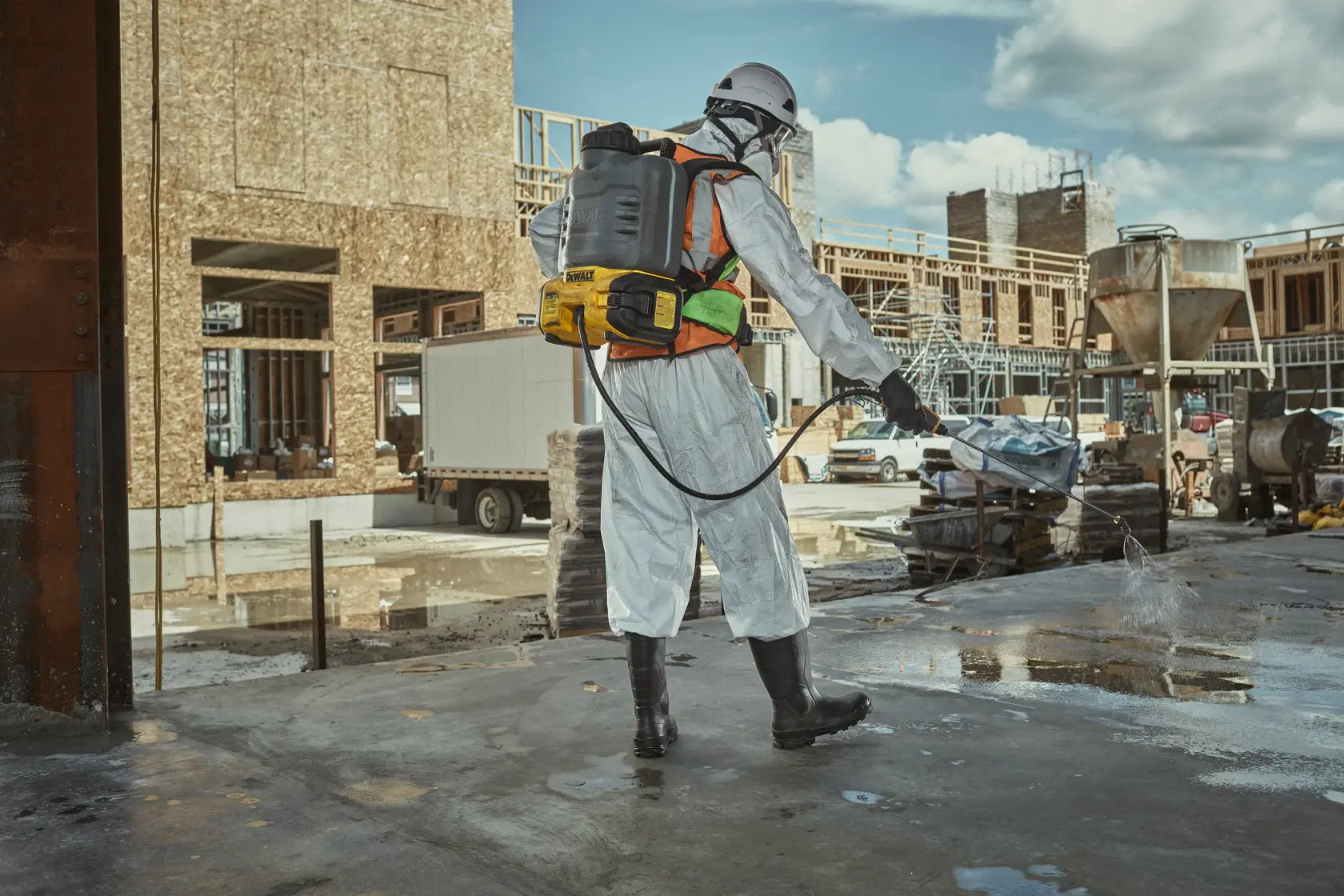 DeWalt DCCS1100GH1 20V MAX XR Concrete Chemical Sprayer Kit - image 5