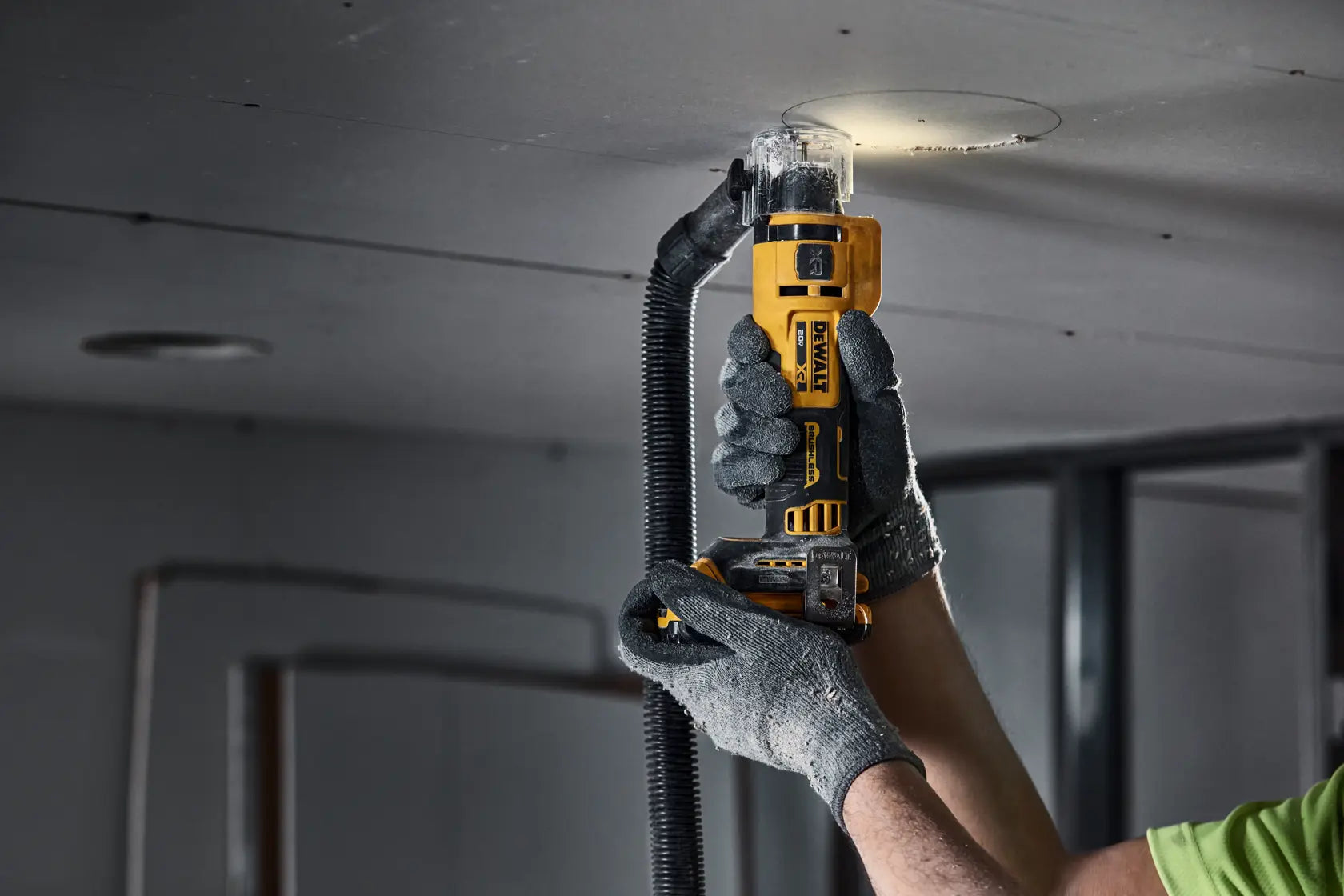 DeWalt DCE555D2 20V MAX XR Brushless Drywall Cut-Out Tool Kit - image 9