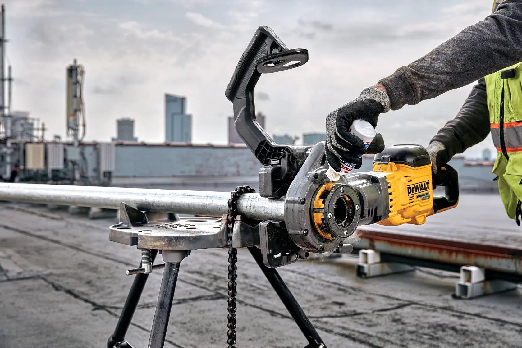 DeWalt DCE700X2K FLEXVOLT 60V MAX Cordless Pipe Threader Kit With Die Heads - image 4