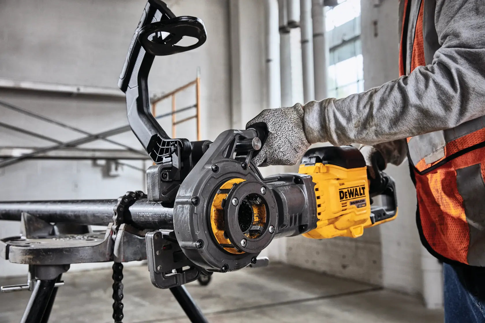 DeWalt DCE700X2K FLEXVOLT 60V MAX Cordless Pipe Threader Kit With Die Heads - image 7