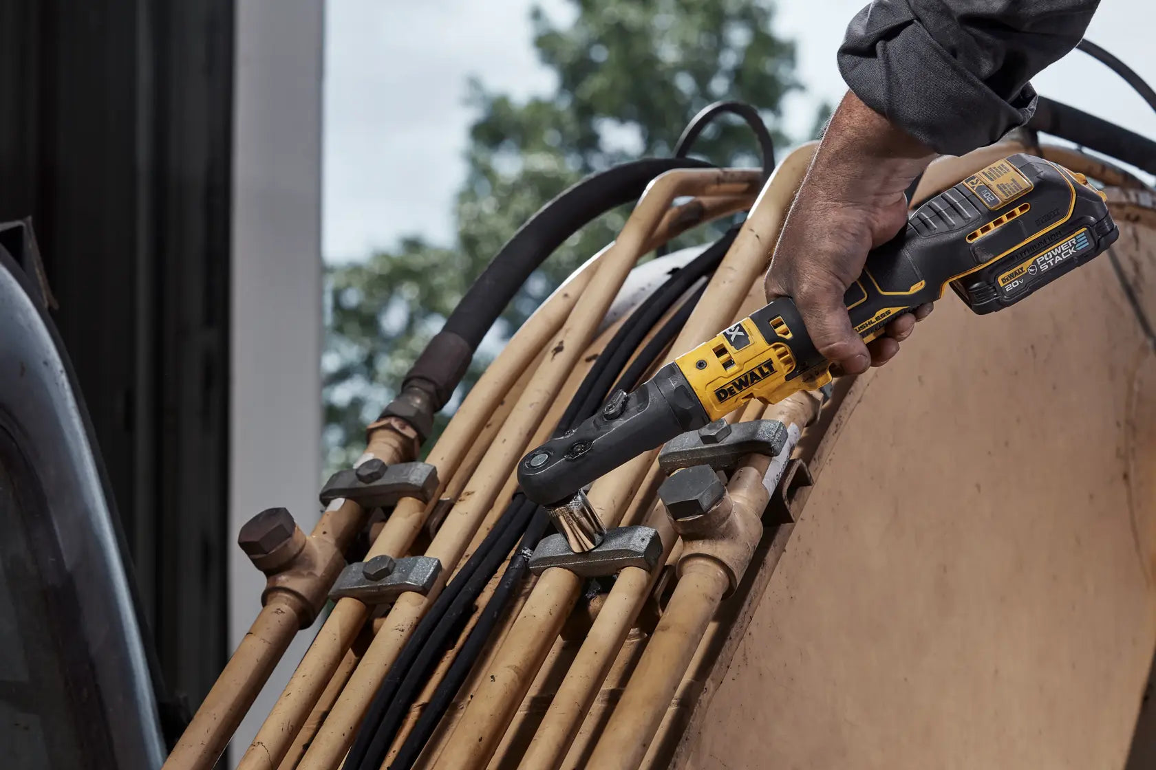 DeWalt DCF510GE1 20V MAX XR Brushless Cordless 3/8-in & 1/2-in Sealed Head Ratchet with (1) POWERSTACK Battery - image 8