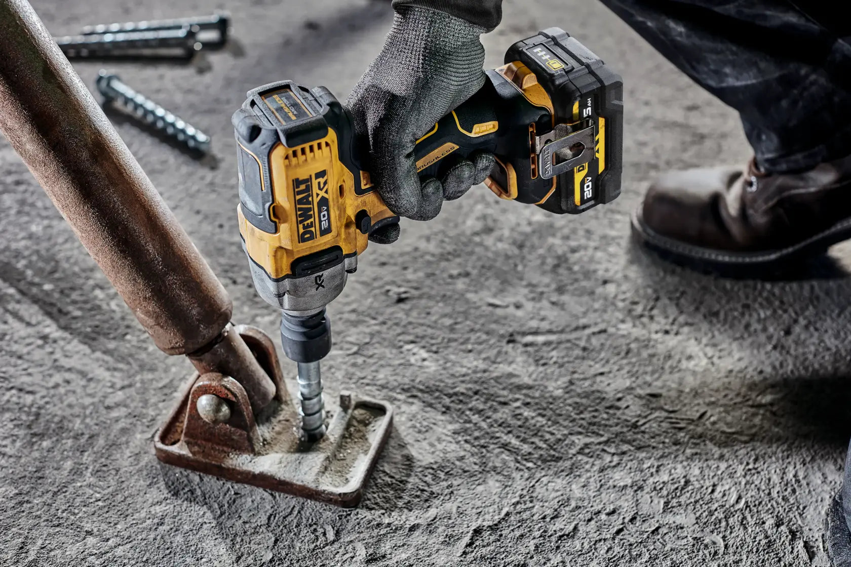DeWalt DCF891GP2 20V MAX XR 1/2-in Mid-Range Impact Wrench With Hog Ring Anvil and Oil-Resistant Batteries Kit - image 9
