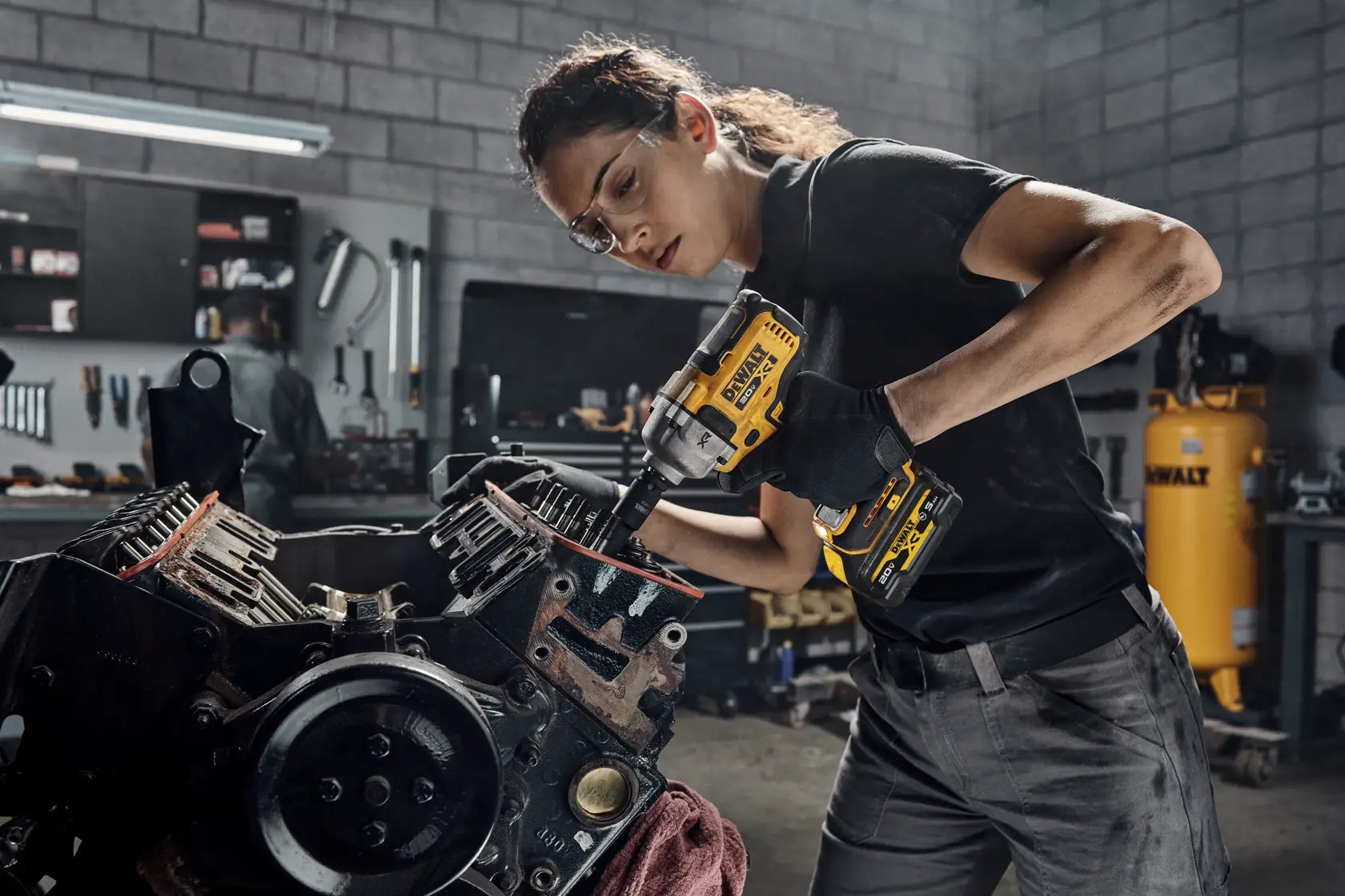 DeWalt DCF891GP2 20V MAX XR 1/2-in Mid-Range Impact Wrench With Hog Ring Anvil and Oil-Resistant Batteries Kit - image 10