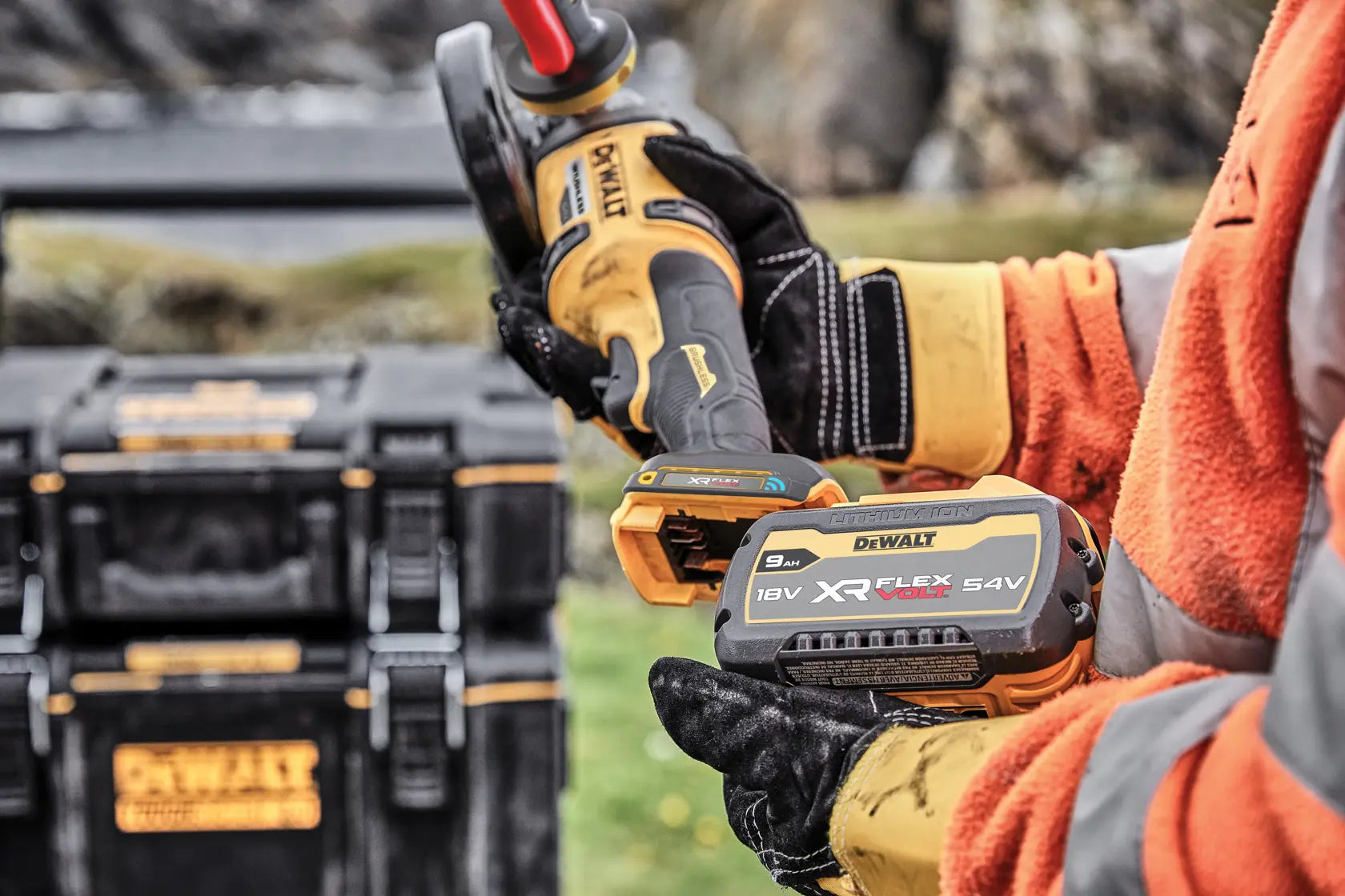 DeWalt DCG418SHDX2 60V MAX 4-1/2-in - 6-in Side Handle Detect Grinder - image 9