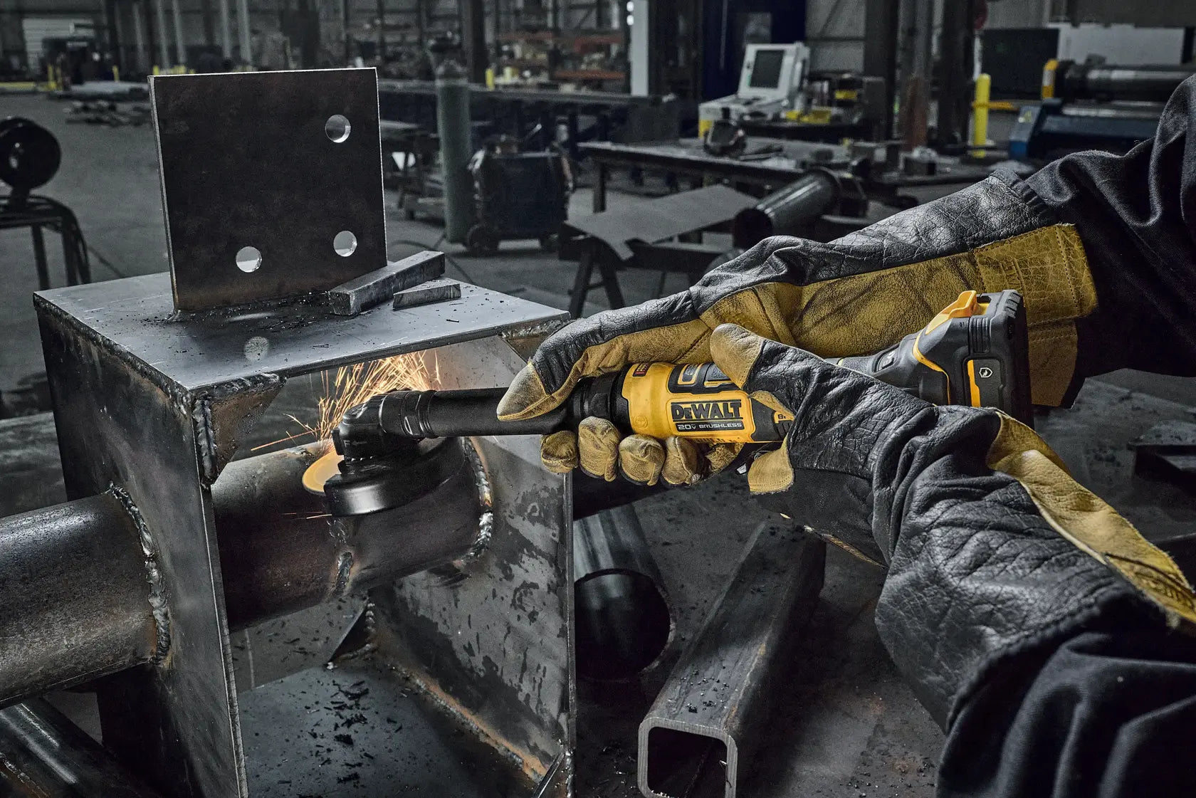 DeWalt DCG432XGE2 ATOMIC 20V MAX Ext 4" Cut-Off Tool - 1.7AH Kit - image 10