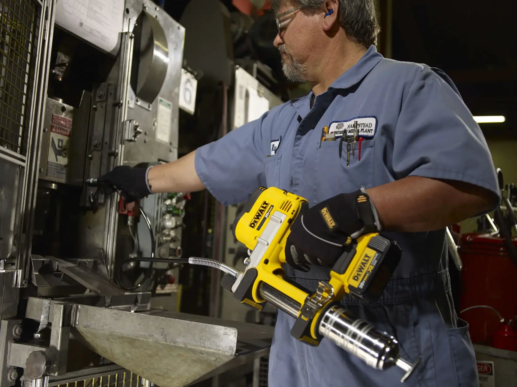 DeWalt DCGG571M1 20V MAX Grease Gun Kit - image 7