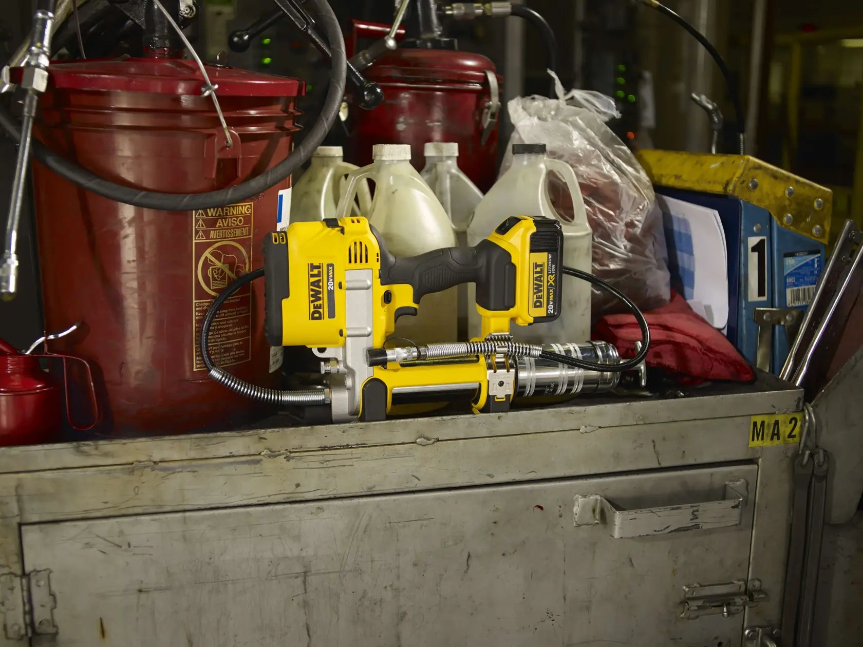 DeWalt DCGG571M1 20V MAX Grease Gun Kit - image 8