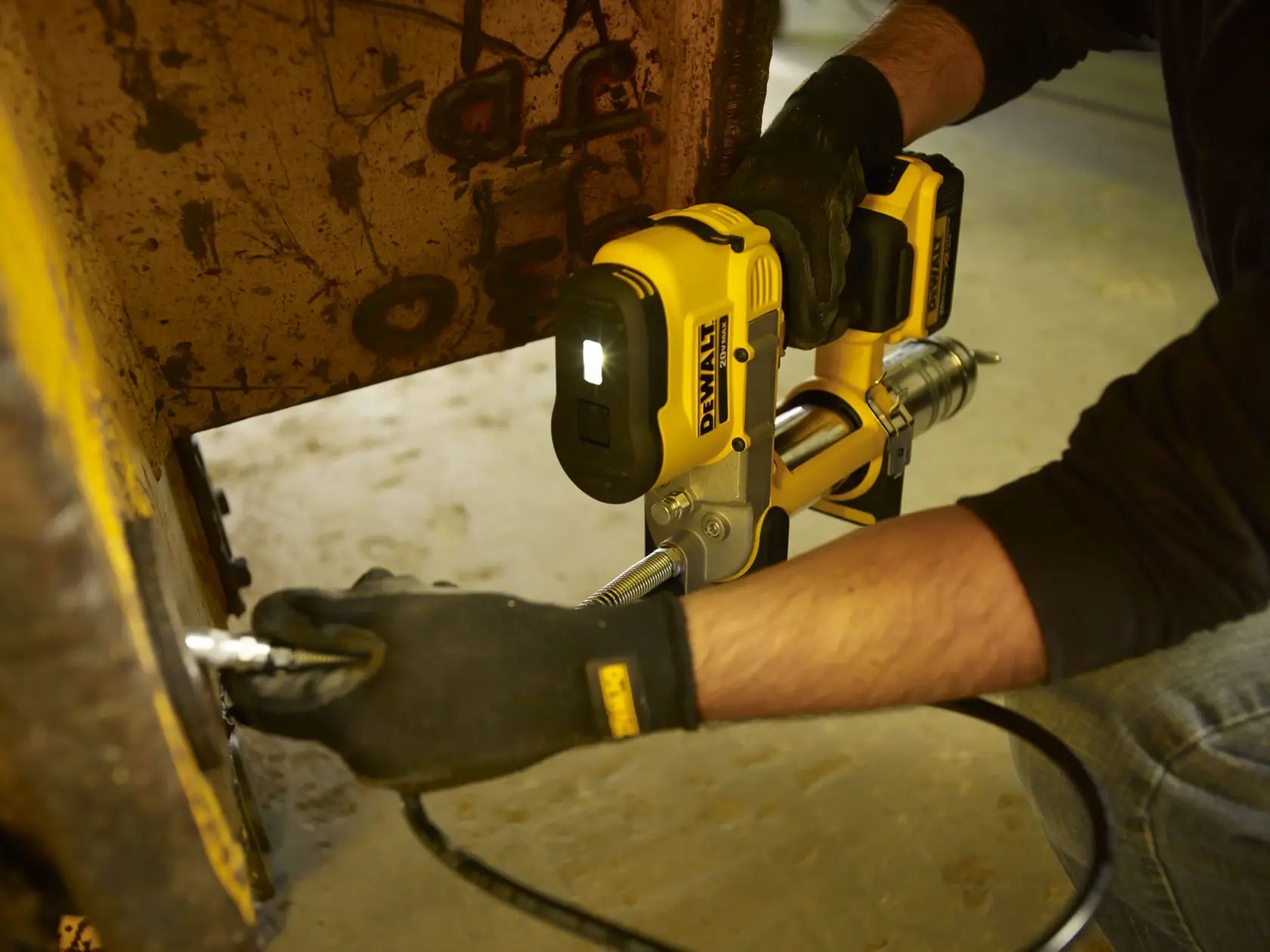 DeWalt DCGG571M1 20V MAX Grease Gun Kit - image 9