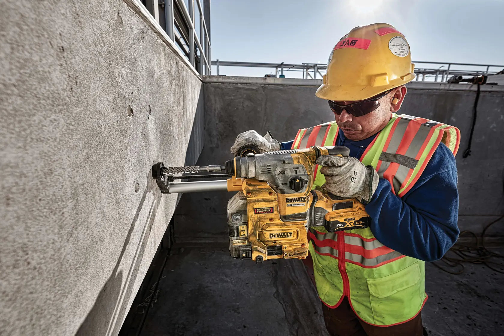 DeWalt DCH293R2DH 20V MAX XR Brushless Cordless 1-1/8 in. L-Shape SDS PLUS Rotary Hammer Kit with On Board Extractor - image 8