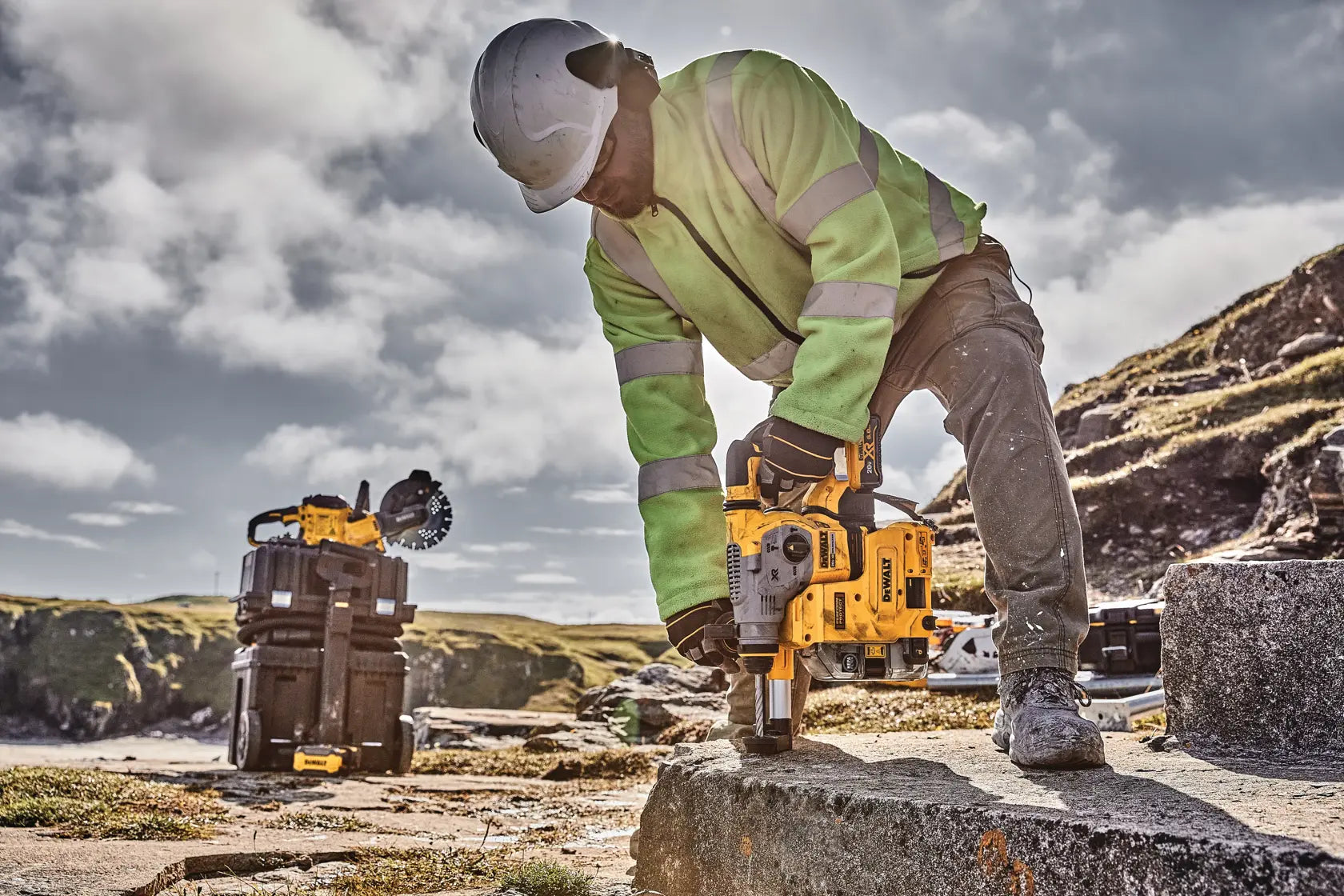 DeWalt DCH293R2DH 20V MAX XR Brushless Cordless 1-1/8 in. L-Shape SDS PLUS Rotary Hammer Kit with On Board Extractor - image 9