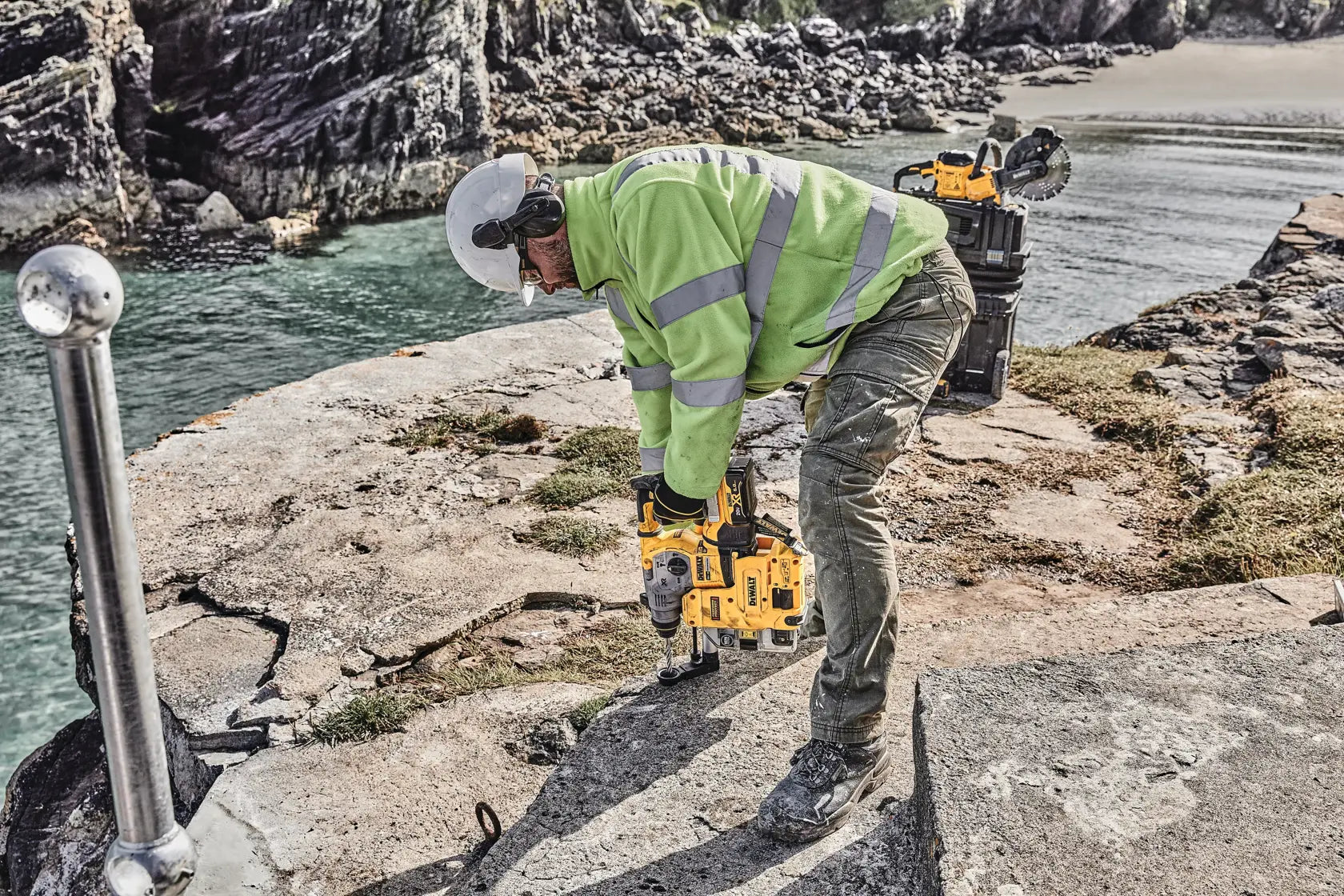 DeWalt DCH293R2DH 20V MAX XR Brushless Cordless 1-1/8 in. L-Shape SDS PLUS Rotary Hammer Kit with On Board Extractor - image 10