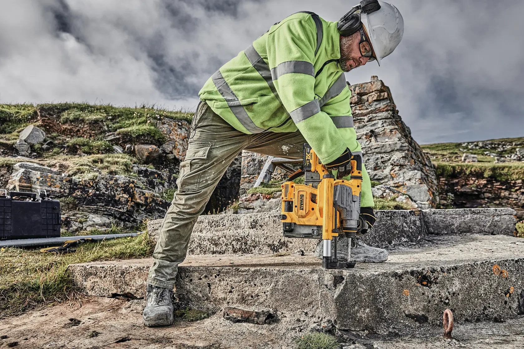 DeWalt DCH293R2DH 20V MAX XR Brushless Cordless 1-1/8 in. L-Shape SDS PLUS Rotary Hammer Kit with On Board Extractor - image 12