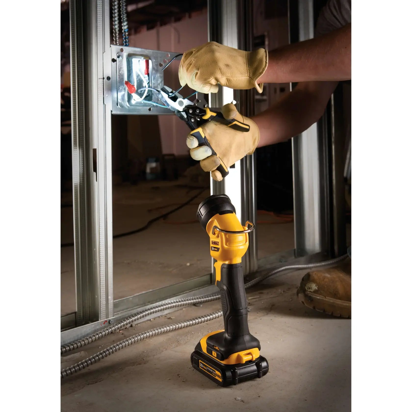 DeWalt DCL040 20V MAX LED Work Light - image 5
