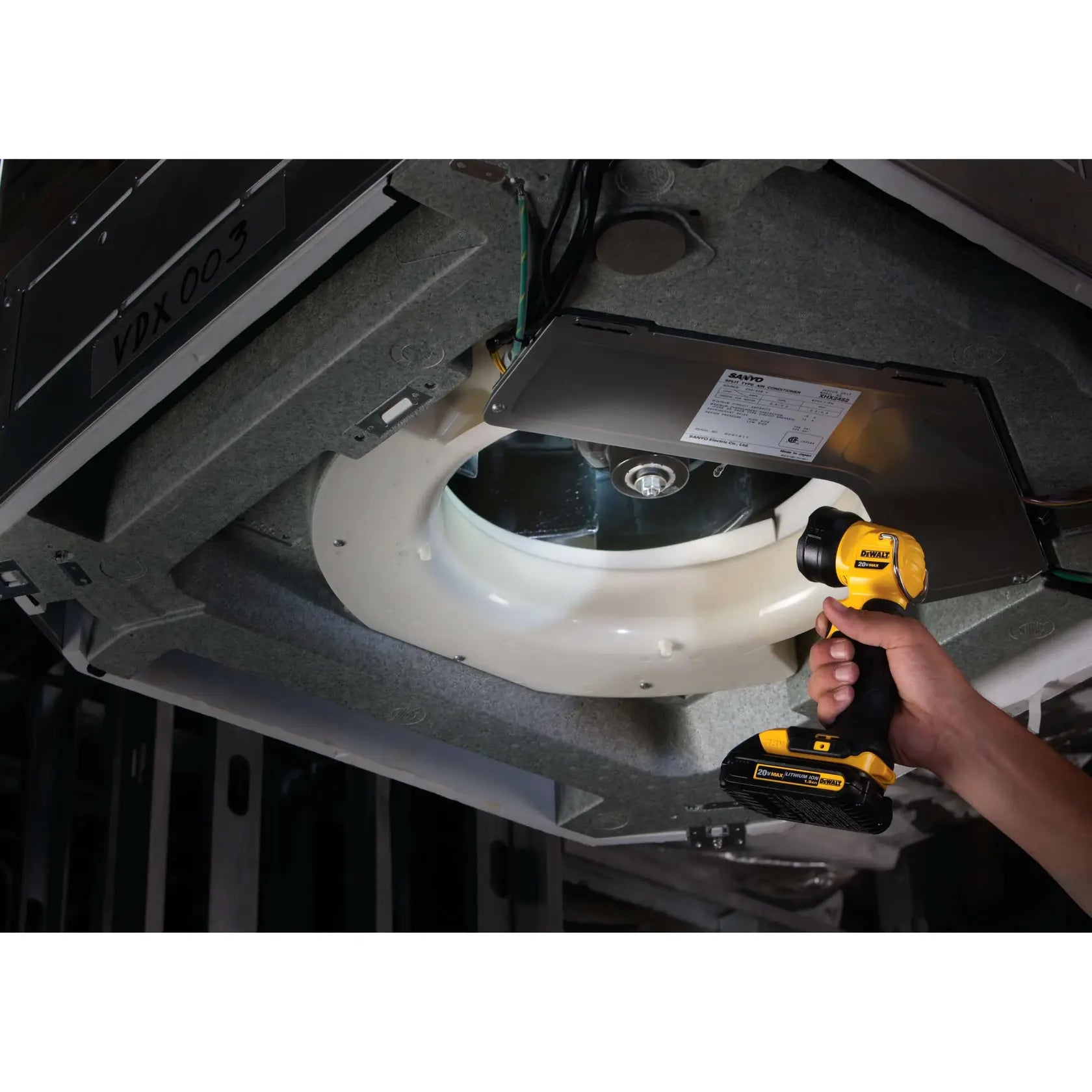 DeWalt DCL040 20V MAX LED Work Light - image 6