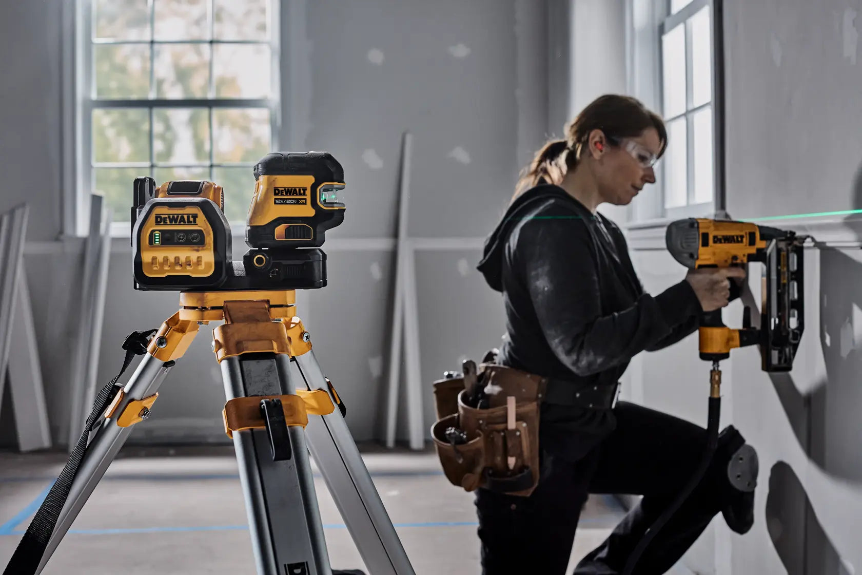 DeWalt DCLE34220GB 20V MAX Cordless Cross Line Green Laser Kit - image 3
