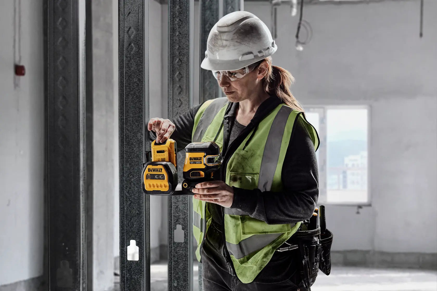 DeWalt DCLE34520G 20V MAX 5 Spot Green Line Laser - image 6