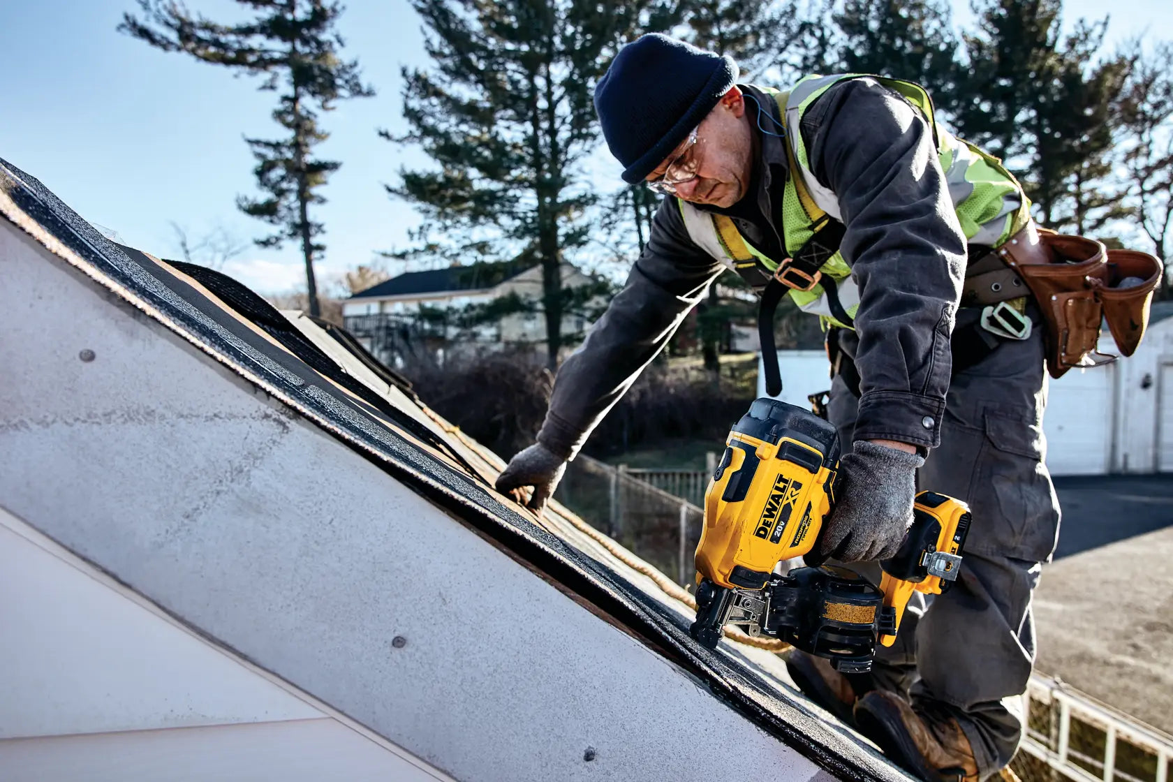 DeWalt DCN45RNB 20V MAX 15° Cordless Coil Roofing Nailer (Tool Only) - image 6