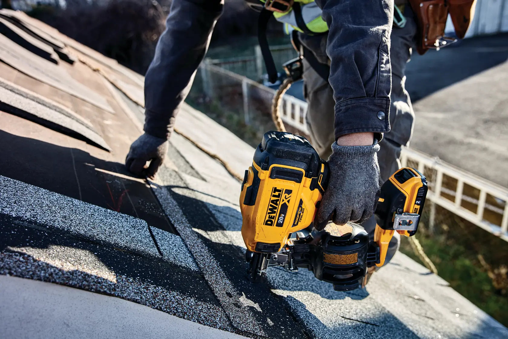 DeWalt DCN45RNB 20V MAX 15° Cordless Coil Roofing Nailer (Tool Only) - image 7