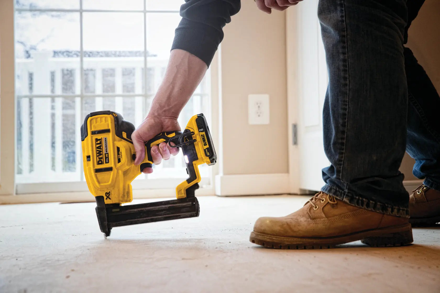 DeWalt DCN681D1 20V MAX XR 18ga Cordless Narrow Crown Stapler Kit - image 4