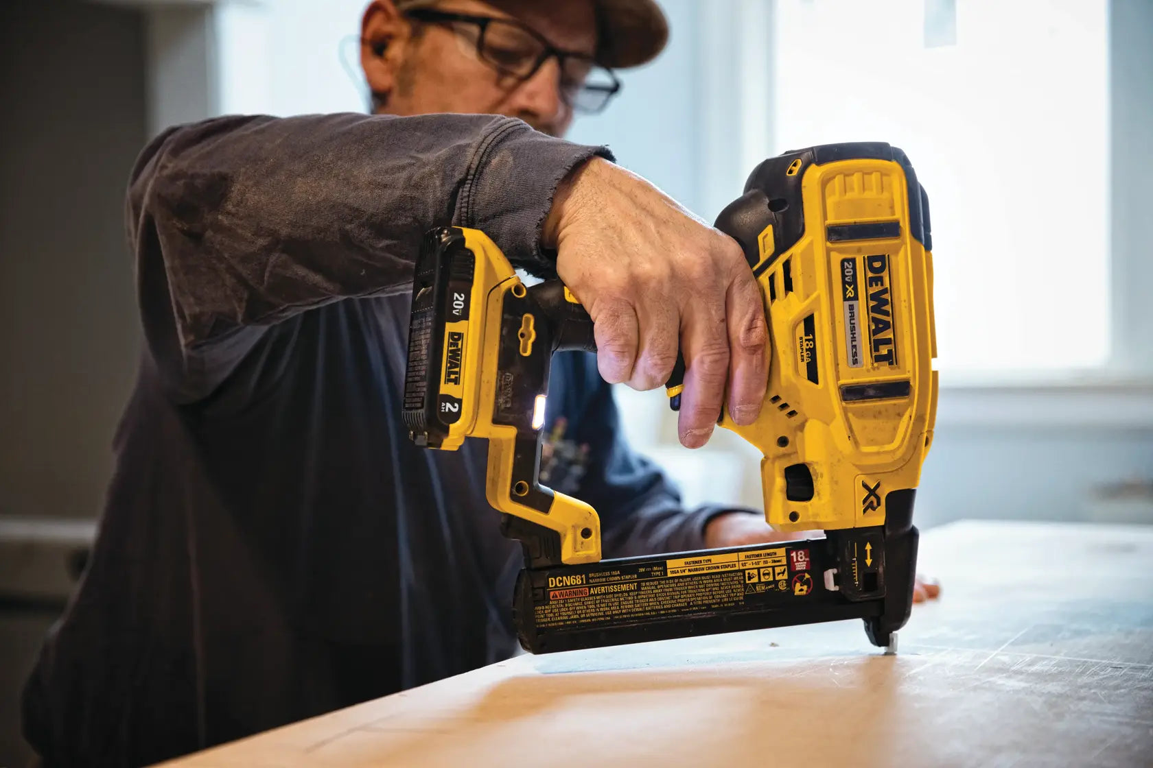 DeWalt DCN681D1 20V MAX XR 18ga Cordless Narrow Crown Stapler Kit - image 5