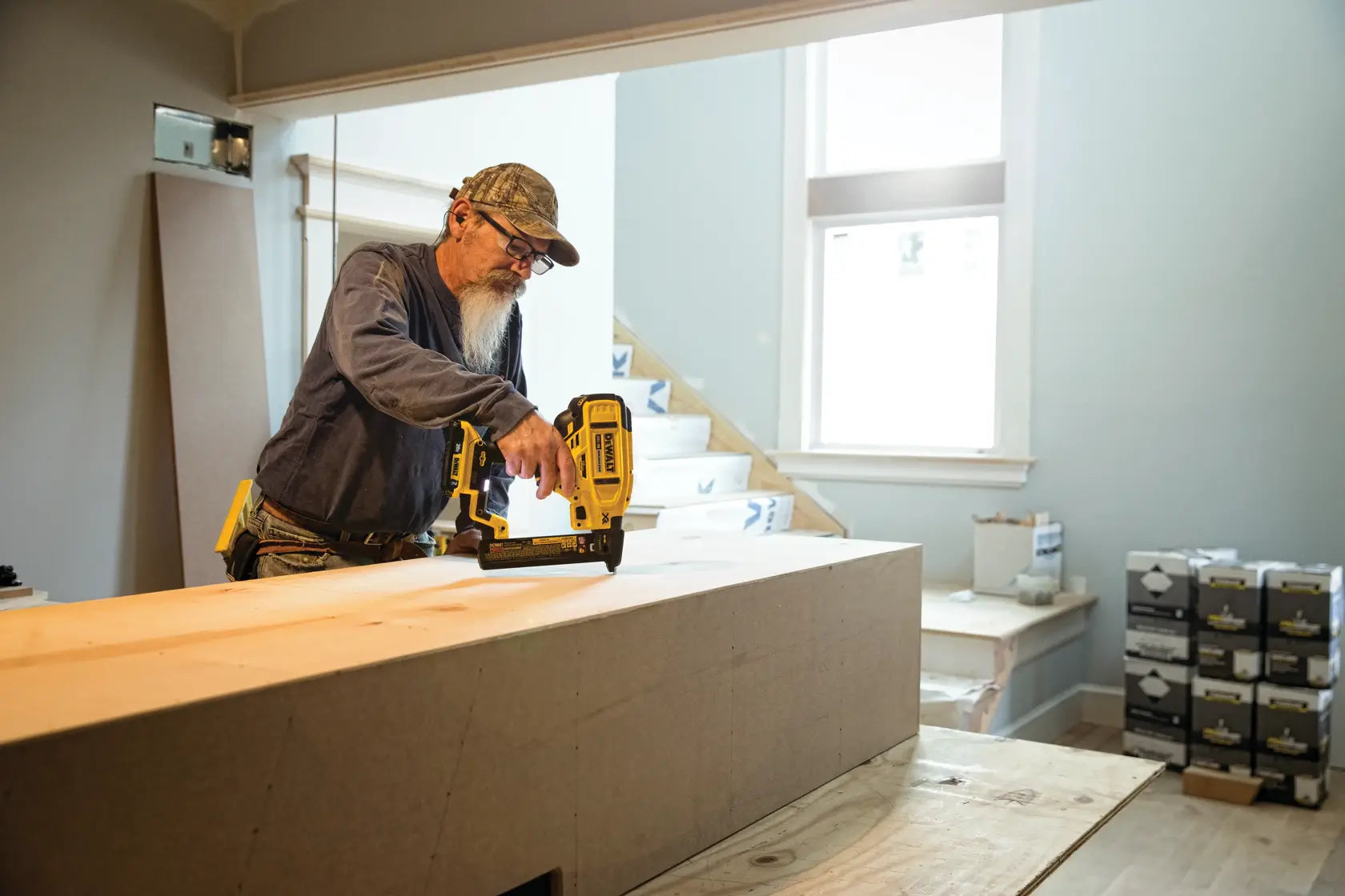 DeWalt DCN681D1 20V MAX XR 18ga Cordless Narrow Crown Stapler Kit - image 6