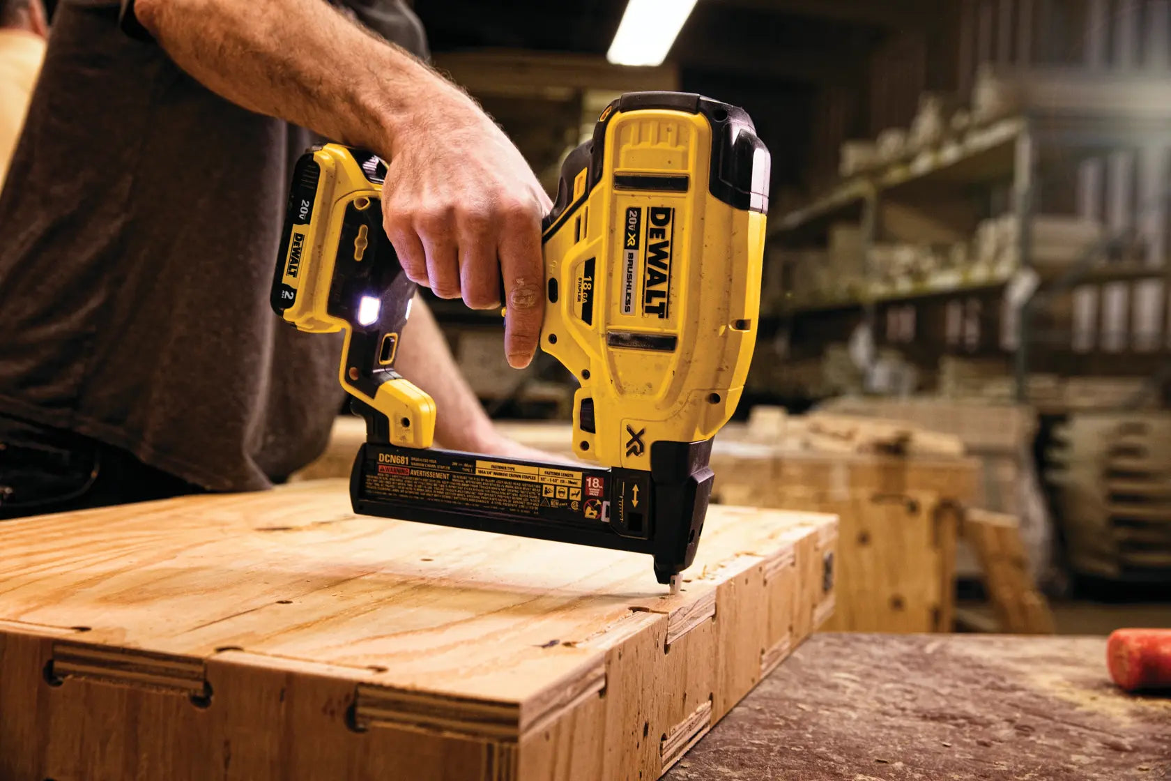 DeWalt DCN681D1 20V MAX XR 18ga Cordless Narrow Crown Stapler Kit - image 7