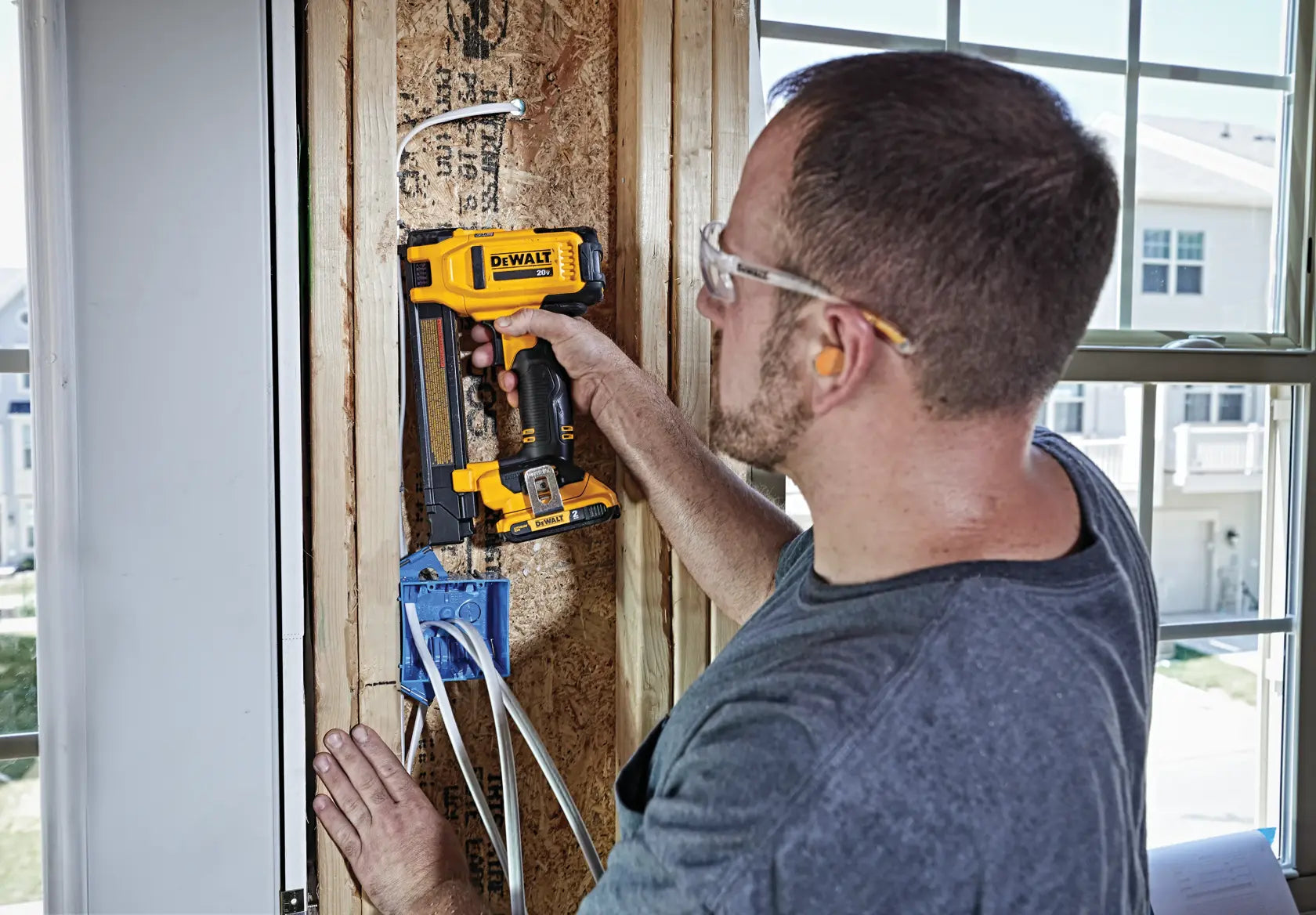 DeWalt DCN701D1 20V MAX Cordless Cable Stapler Kit - image 6