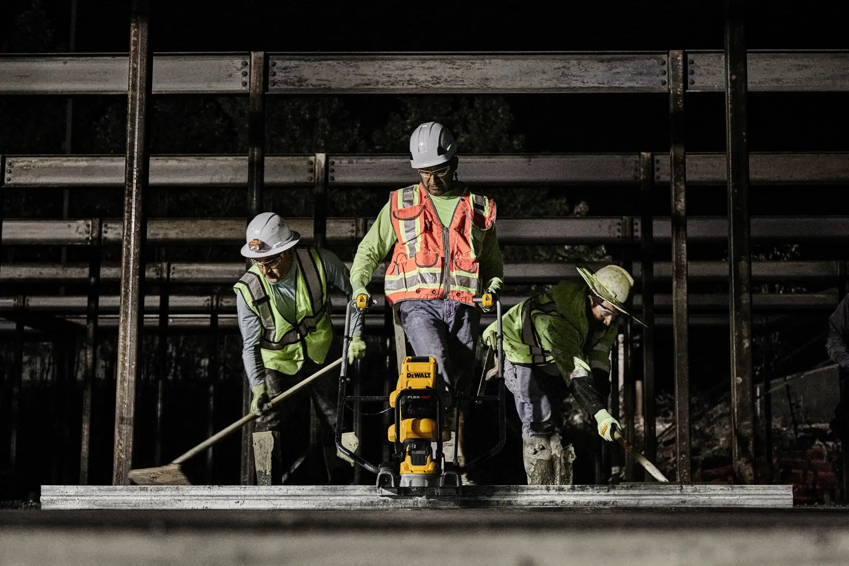 DeWalt DCPS330AG2 Concrete Power Screed Kit - image 4