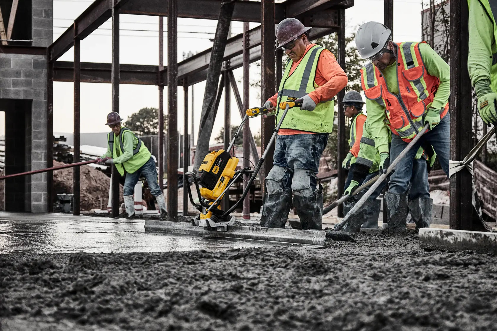 DeWalt DCPS330AG2 Concrete Power Screed Kit - image 5