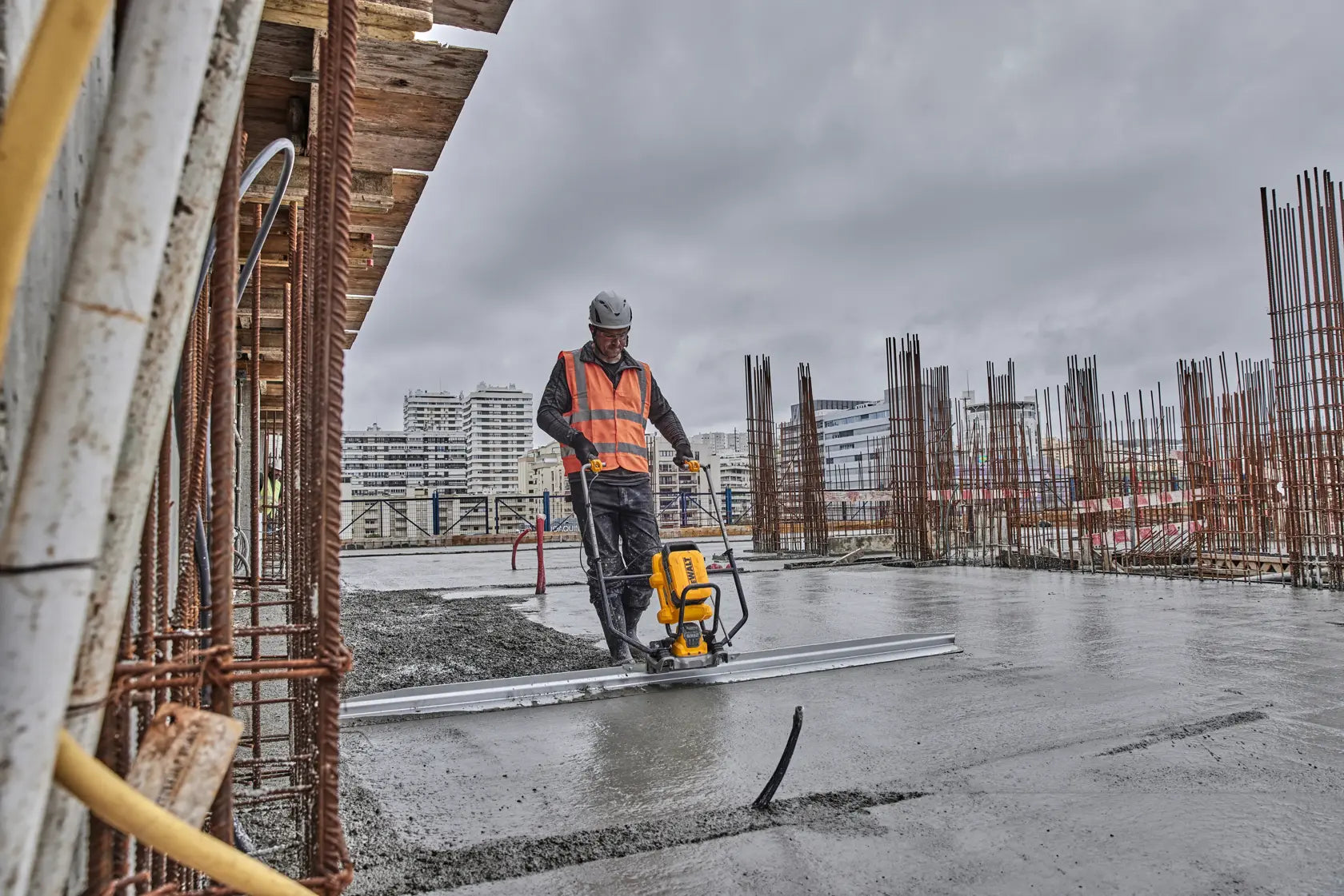DeWalt DCPS330AG2 Concrete Power Screed Kit - image 7