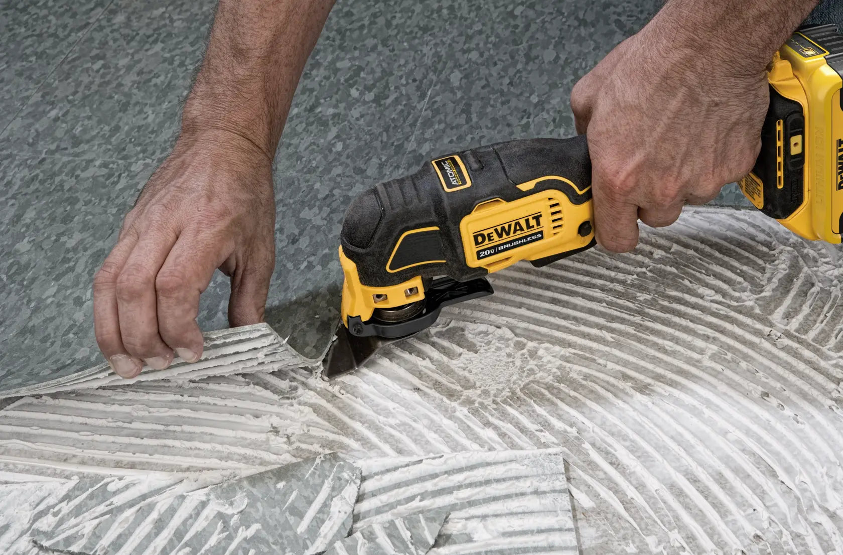 DeWalt DCS354PK ATOMIC 20V MAX Lithium-Ion Cordless Brushless Oscillating Tool Kit with 4.0 Ah Battery and (2) Blades - image 9