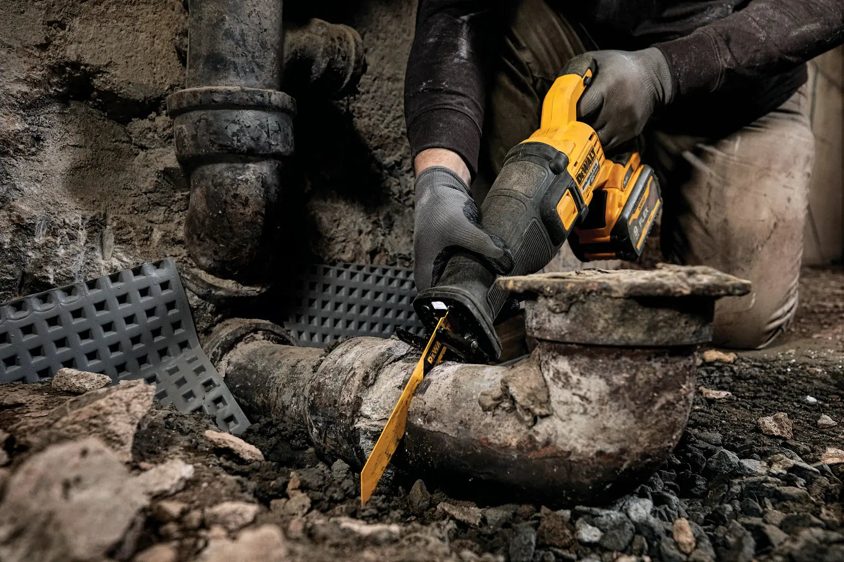 DeWalt DCS389X2 60V MAX Brushless Cordless Reciprocating Saw Kit - image 3