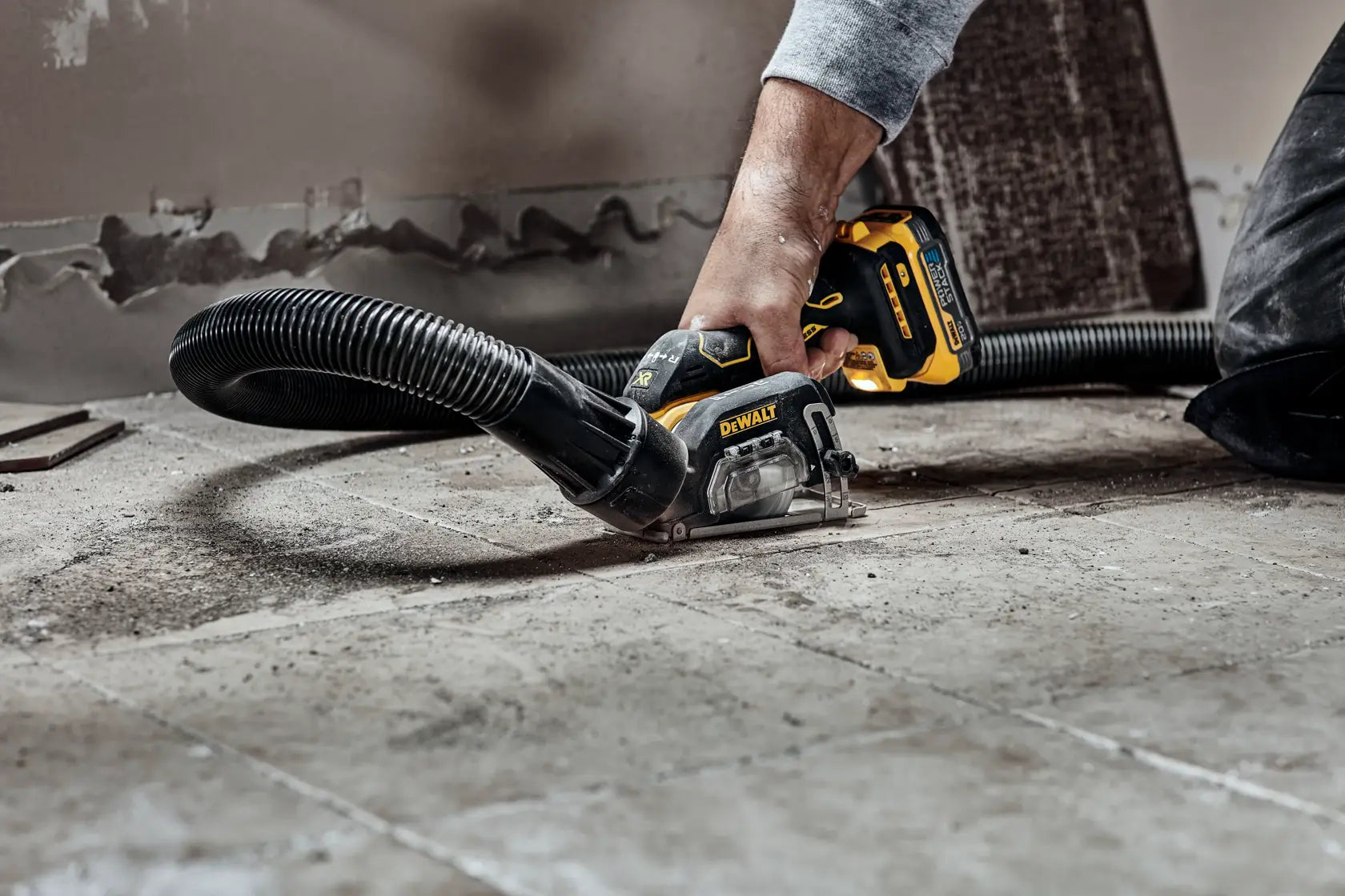 DeWalt DCS438E1 XR 20V MAX Brushless Cordless 3 in. Cut-Off Tool Kit - image 4