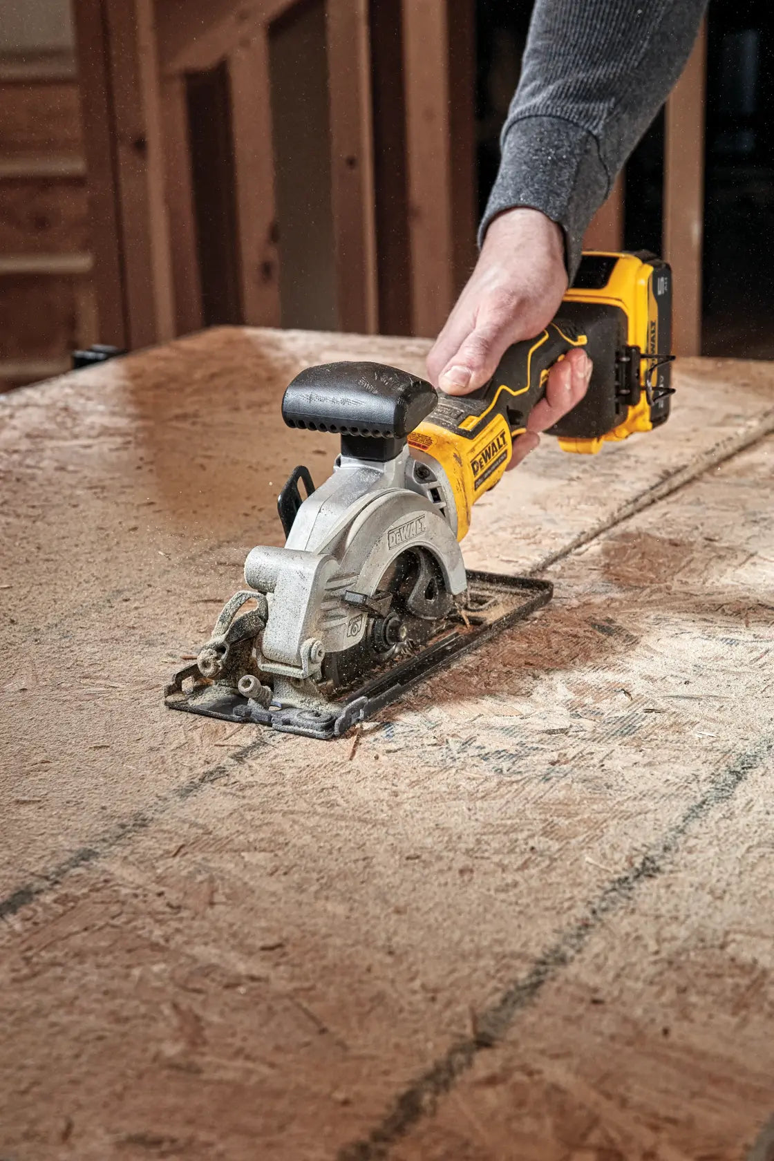 DeWalt DCS571B ATOMIC 20V MAX Brushless Cordless 4-1/2-in Circular Saw (Tool Only) - image 7