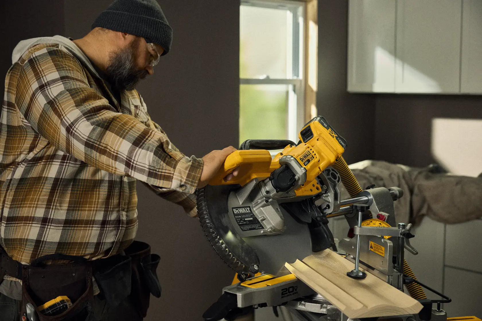 DeWalt DCS785WW1 20V MAX XR 12 in. Double Bevel Sliding Miter Saw Kit - image 9