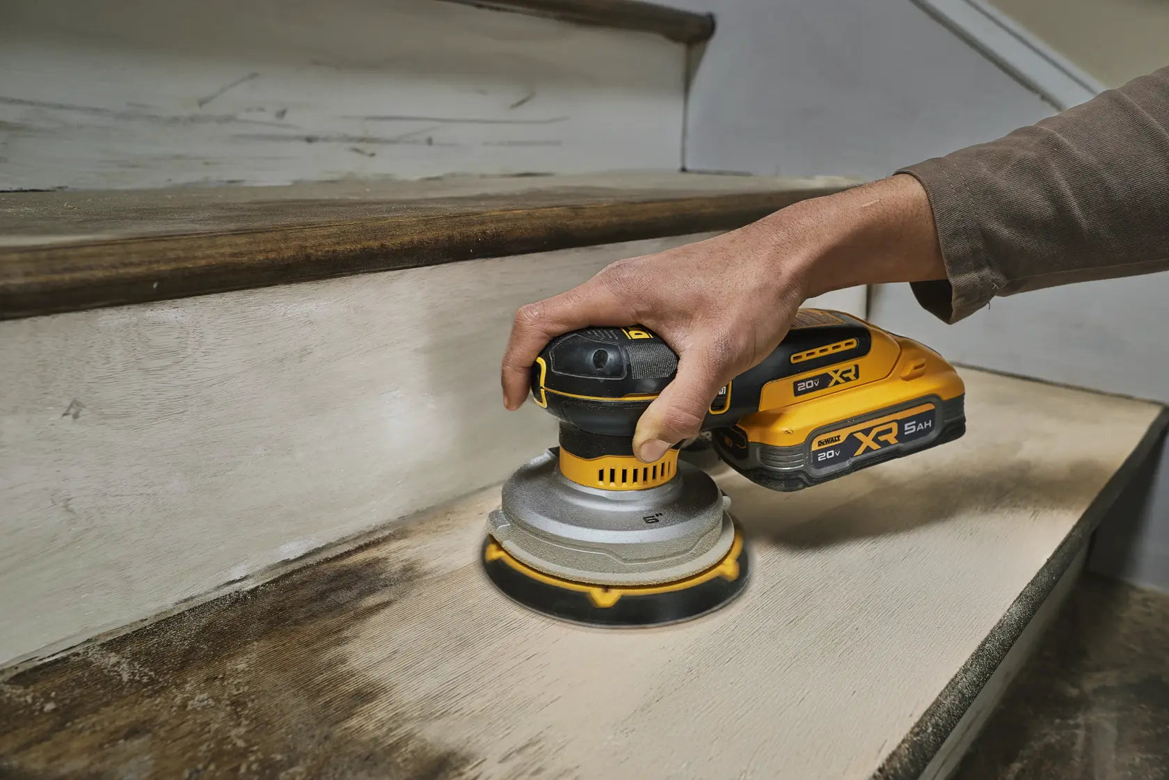 DeWalt DCW230B 20V XR 6-in Random Orbit Sander (Tool Only) - image 8