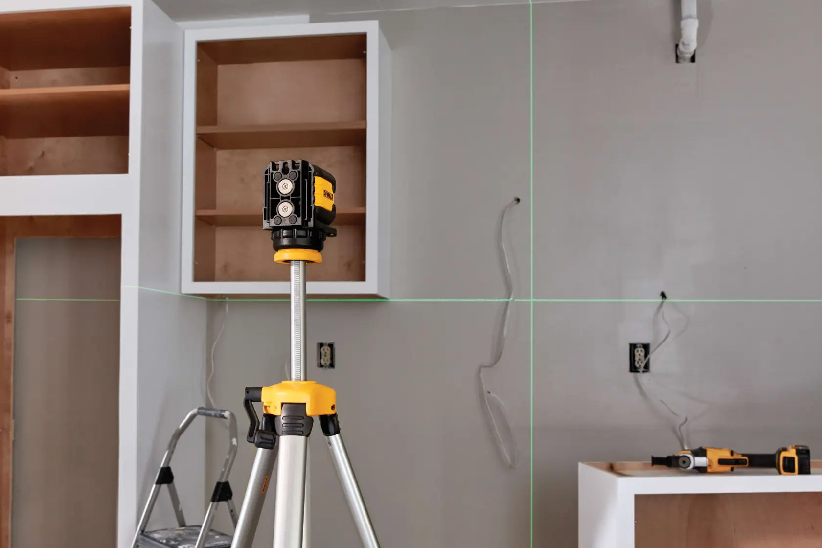 DeWalt DW08802CG 55 ft. Range Green Cross Line Laser Level - image 7