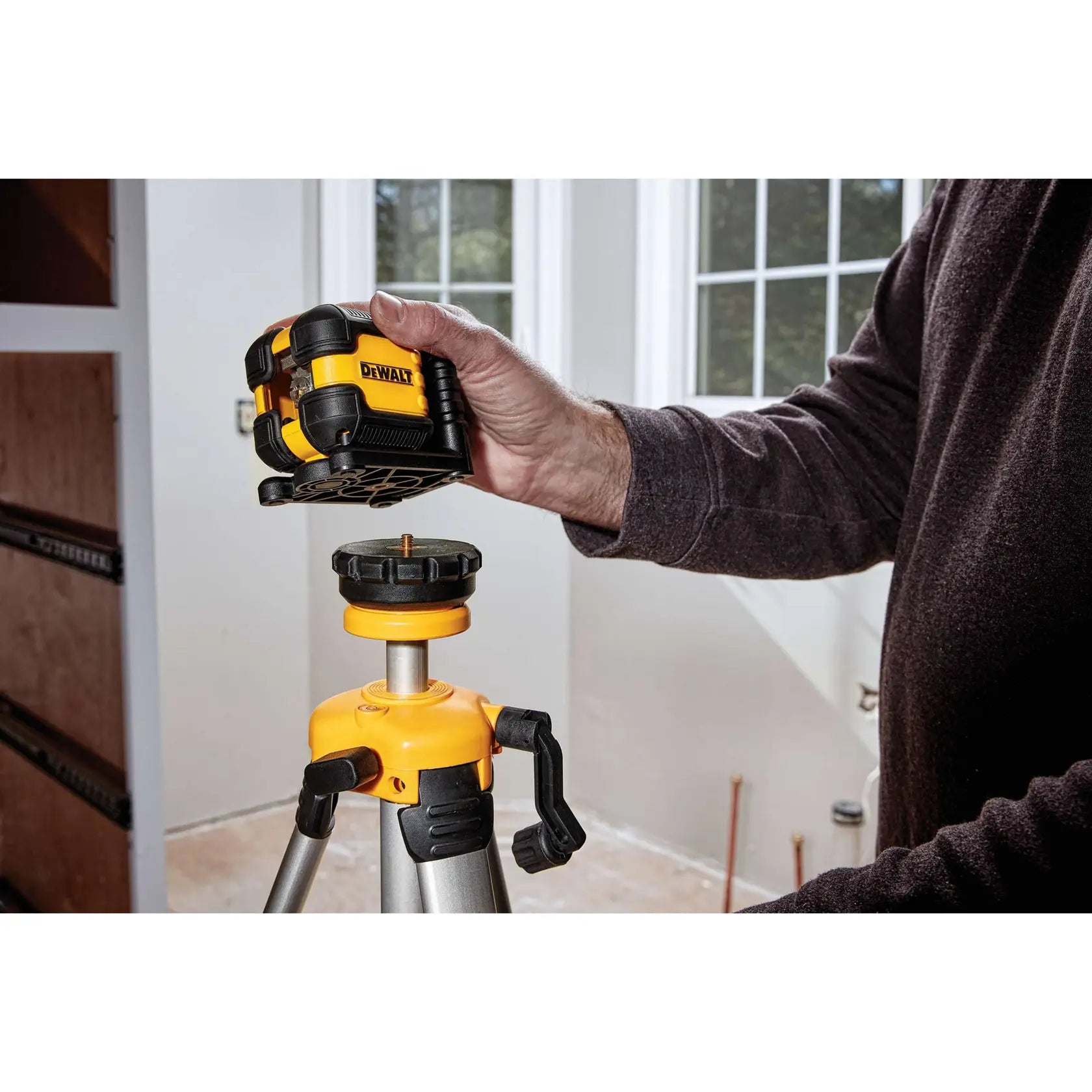 DeWalt DW08802 Red Cross Line Laser Level - image 7