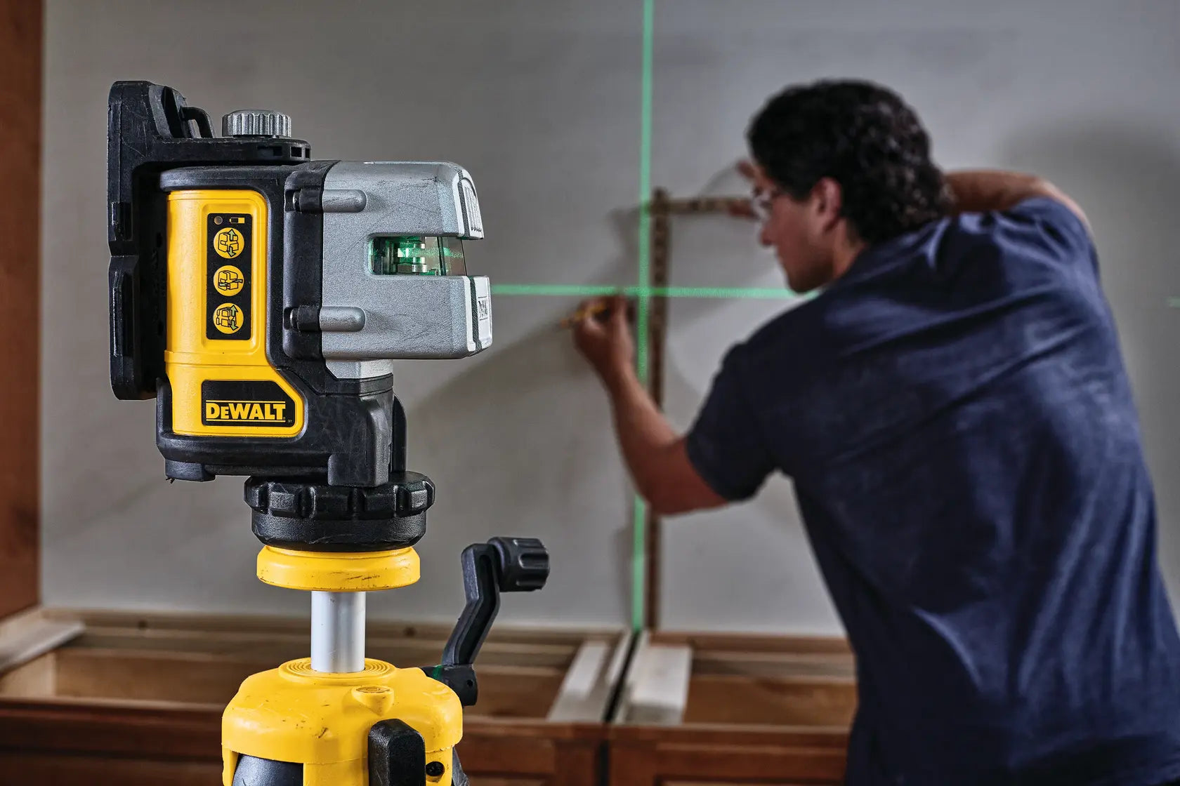 DeWalt DW089CG 3-Line Green Laser Level - image 8