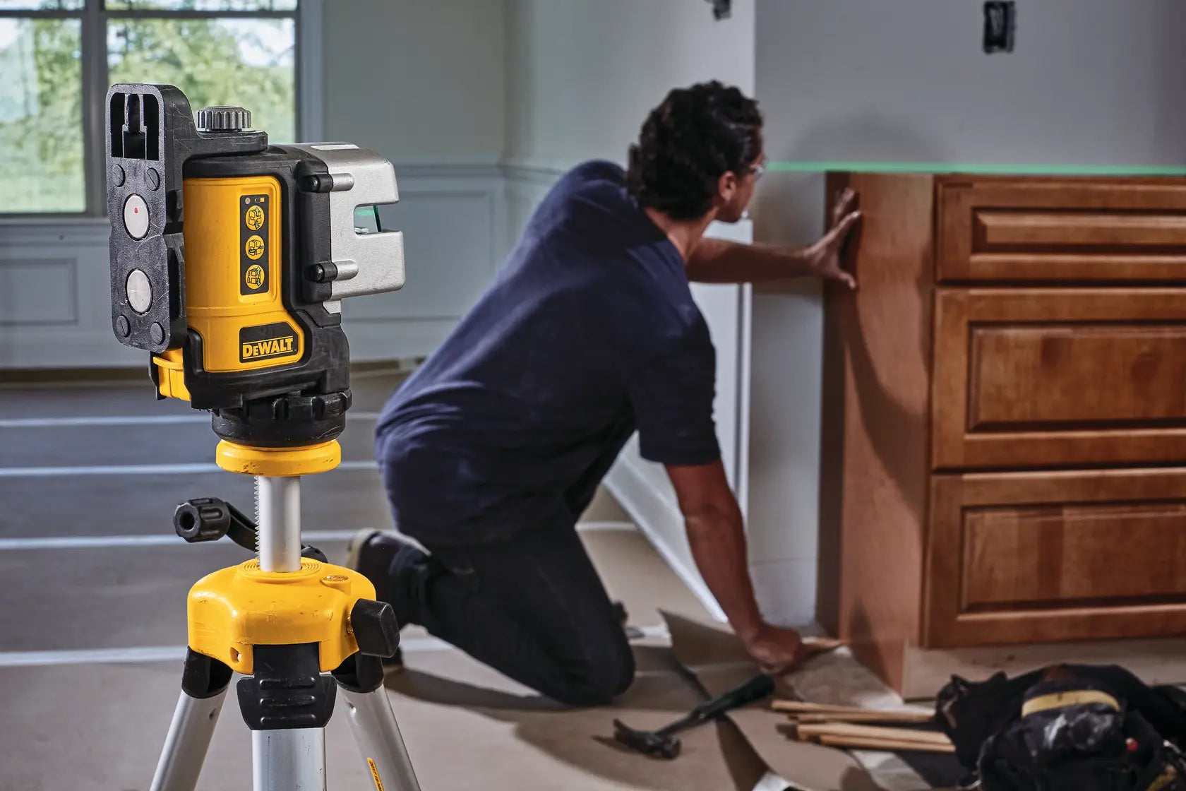 DeWalt DW089CG 3-Line Green Laser Level - image 9