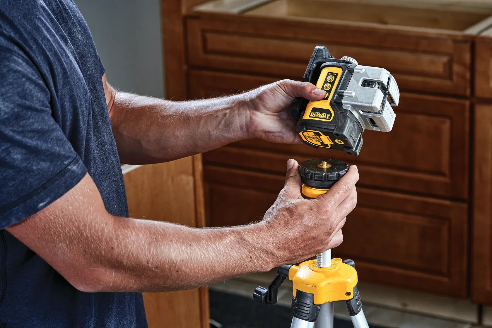 DeWalt DW089CG 3-Line Green Laser Level - image 10
