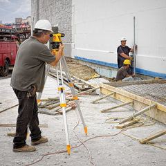 DeWalt DW090PK Transit Level, Surveying Tool With Tripod And Rod, 20X Magnification - image 3