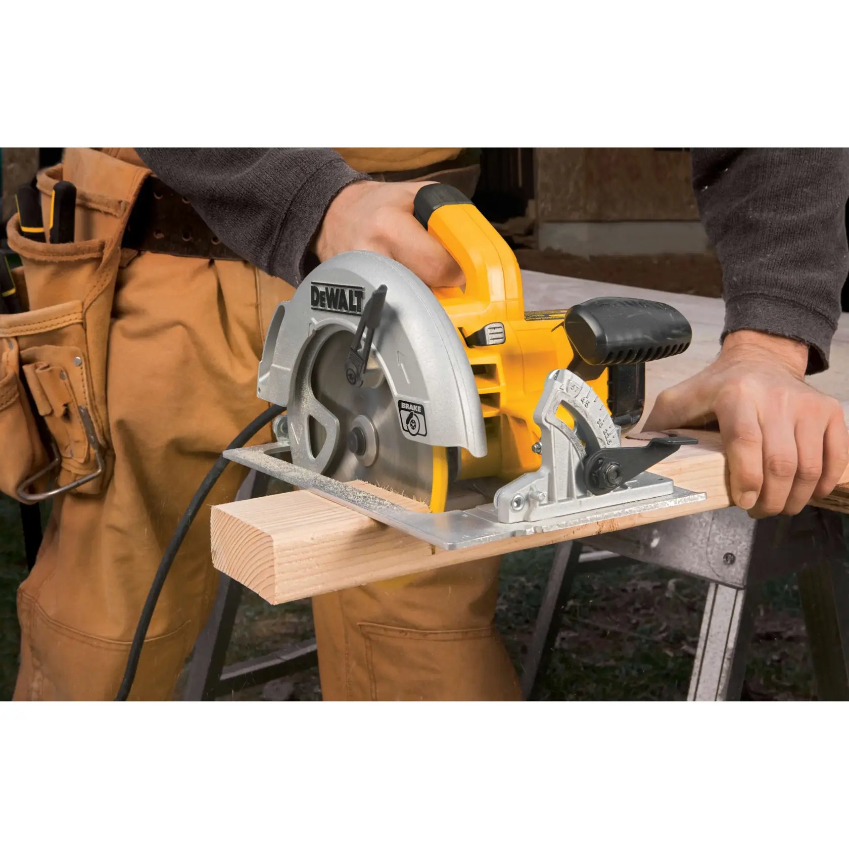 DeWalt DWE575SB 7-1/4 in. Lightweight Circular Saw With Contractor Bag (Tool Only) - image 6