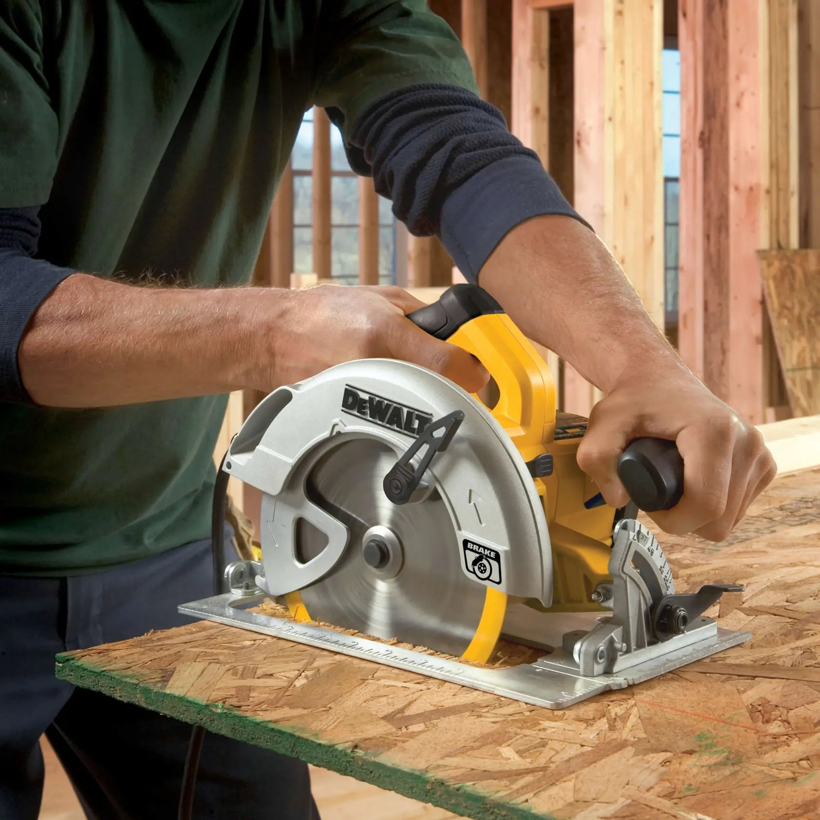 DeWalt DWE575SB 7-1/4 in. Lightweight Circular Saw With Contractor Bag (Tool Only) - image 7