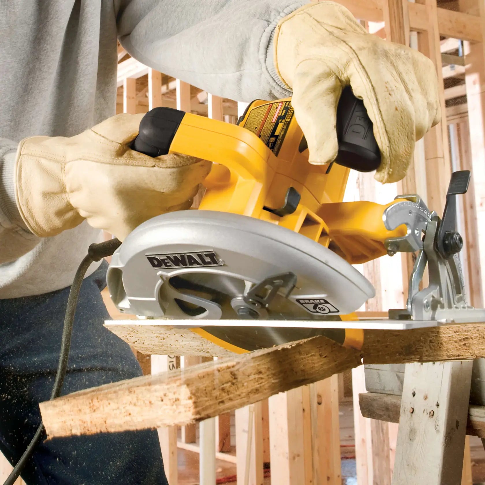 DeWalt DWE575SB 7-1/4 in. Lightweight Circular Saw With Contractor Bag (Tool Only) - image 8