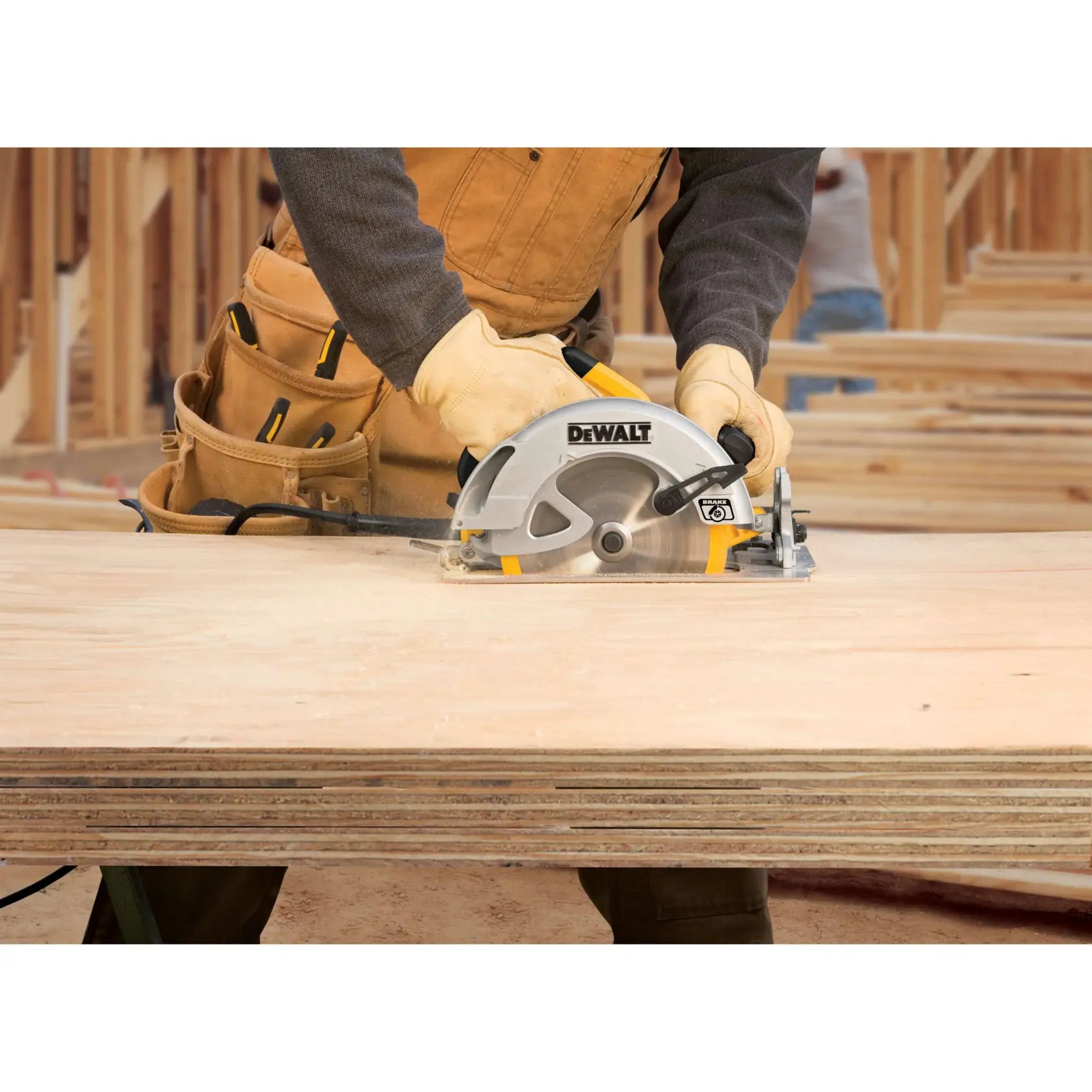 DeWalt DWE575SB 7-1/4 in. Lightweight Circular Saw With Contractor Bag (Tool Only) - image 9